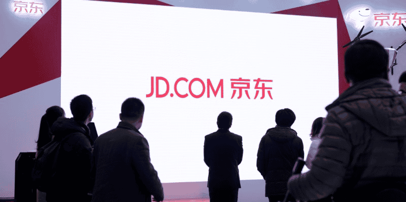 Saint laurent se lance dans le e-commerce en chine avec jd.com