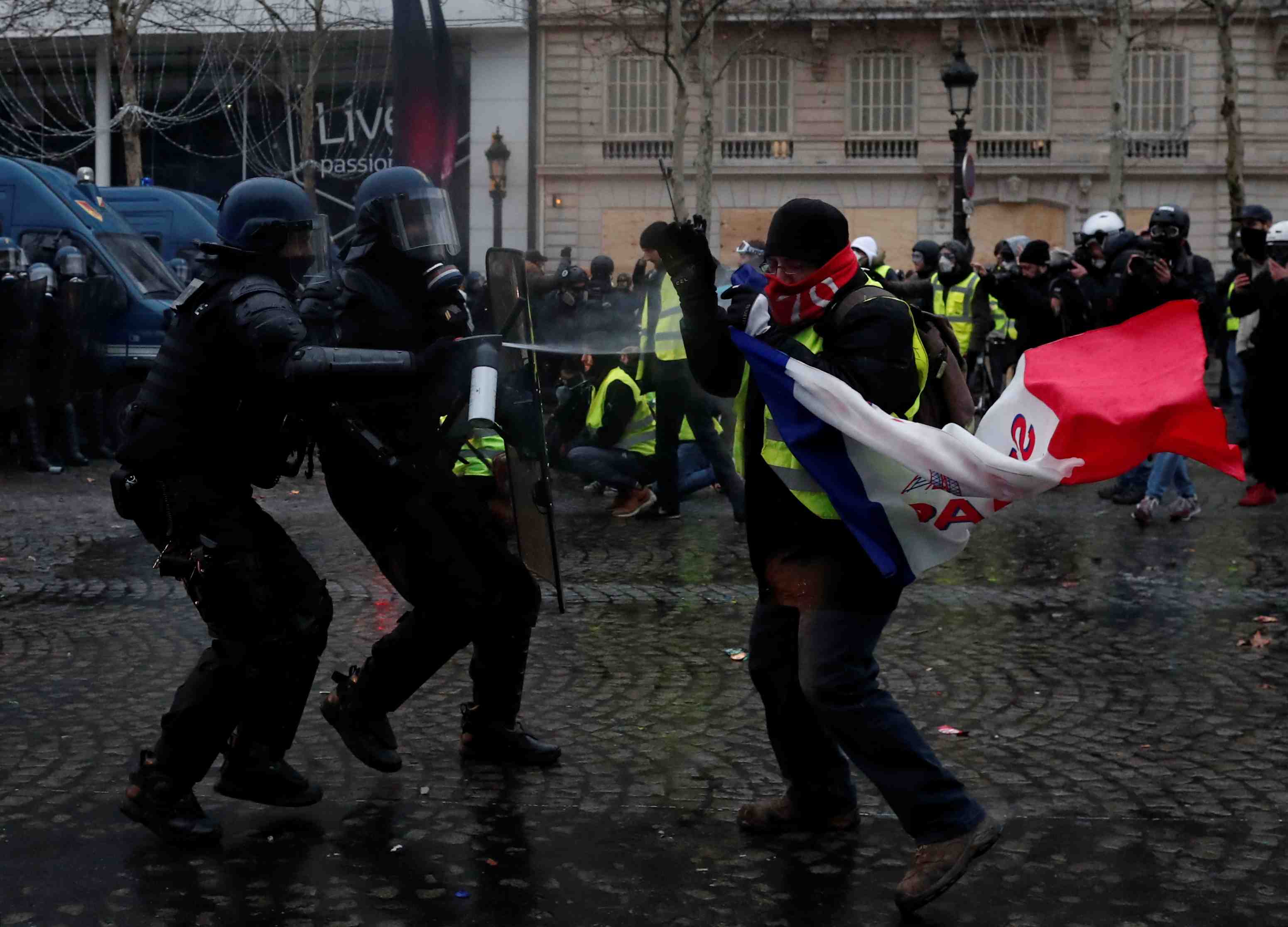 "gilets jaunes": ferrand demande de "liberer" l'espace public