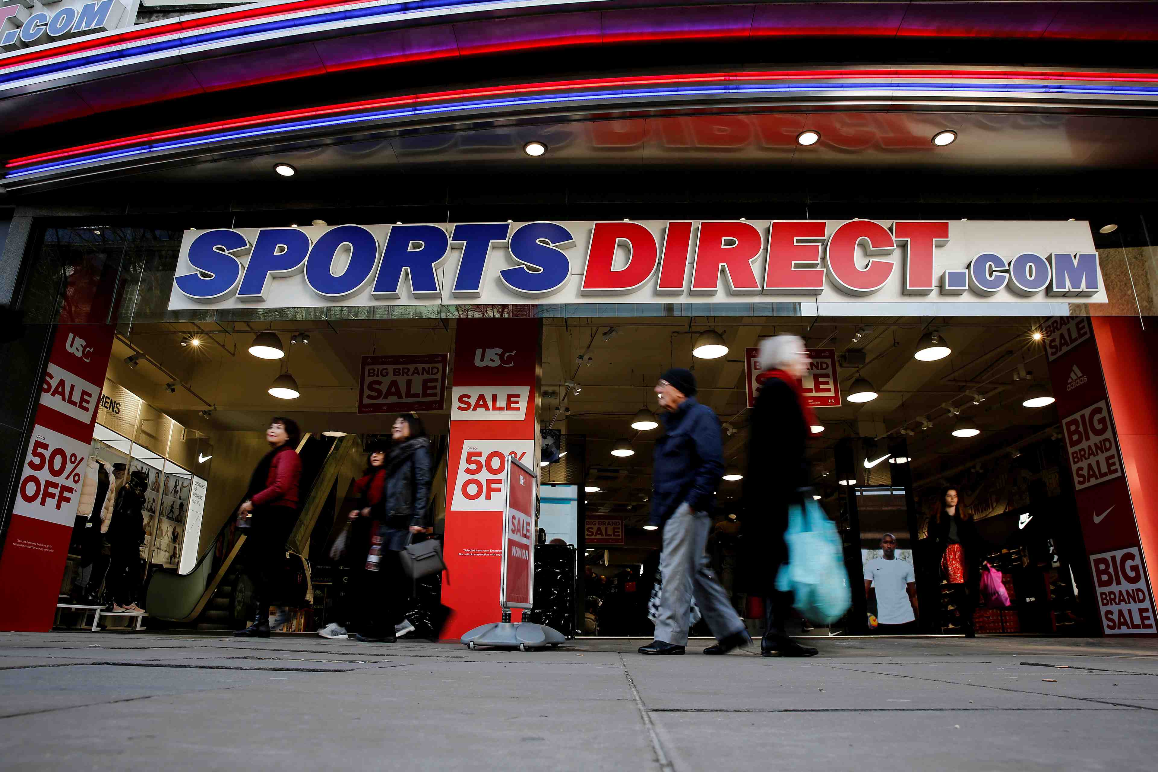 Sports direct pourrait revoir ses objectifs, le titre chute