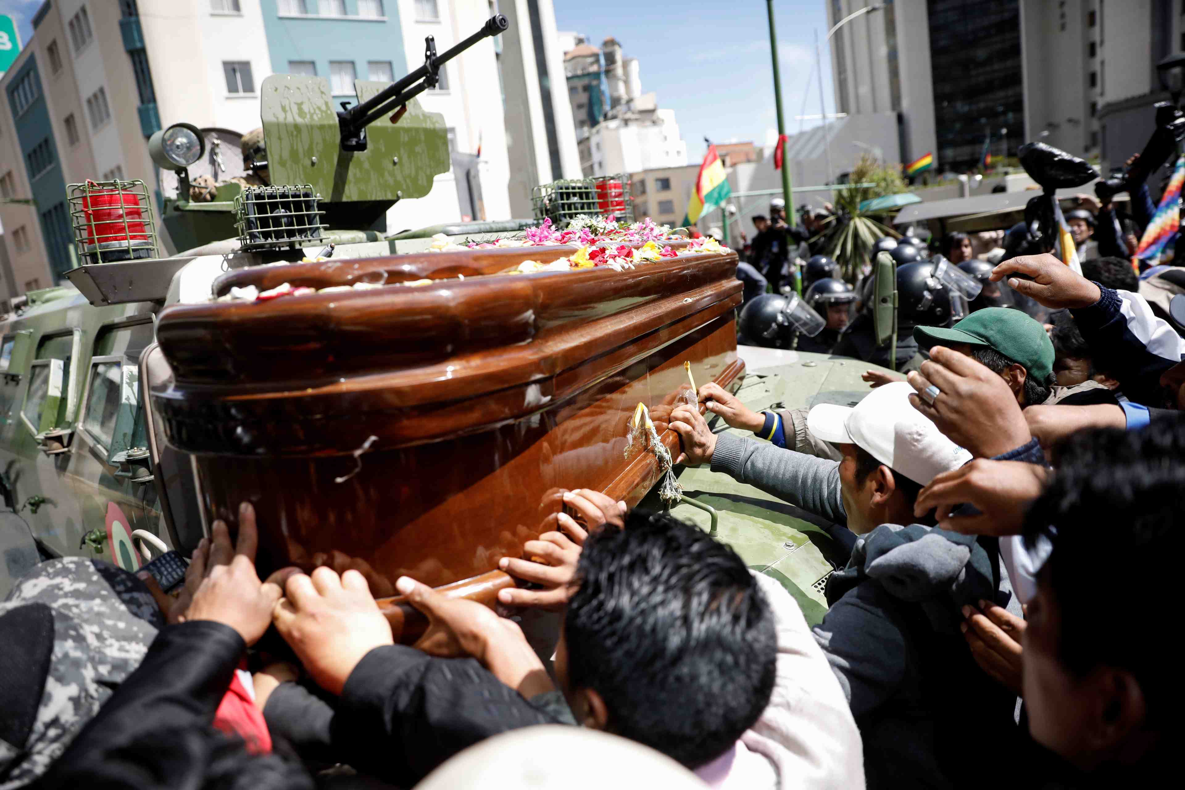 Bolivie: des pro-morales defilent avec les cercueils de manifestants tues