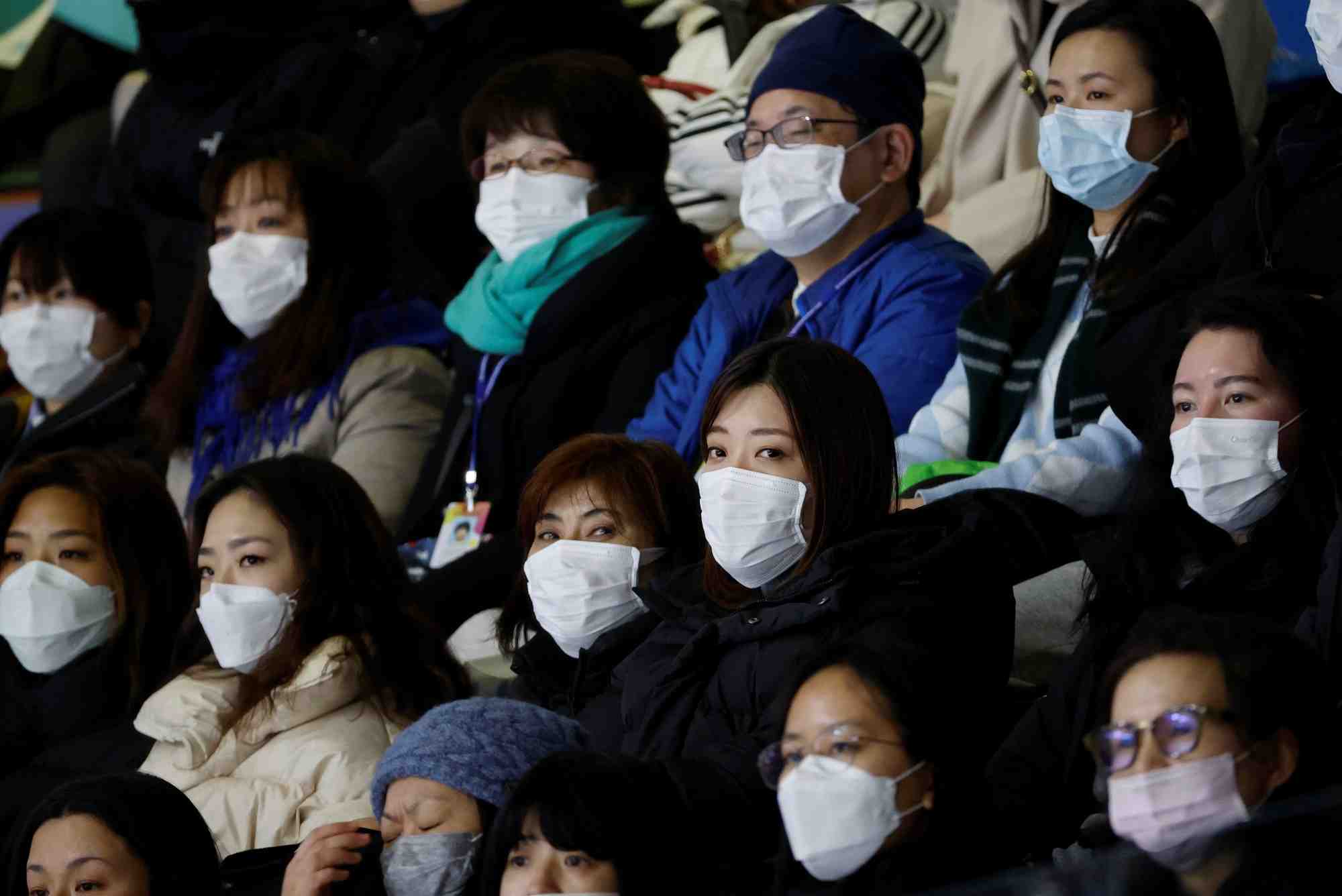 Aux Championnats de patinage artistique des Quatre Continents 2020, à Séoul (Corée du Sud), ce 7 février 2020, les spectateurs portent tous leur masque de protection respiratoire contre le nouveau coronavirus issu de Chine.