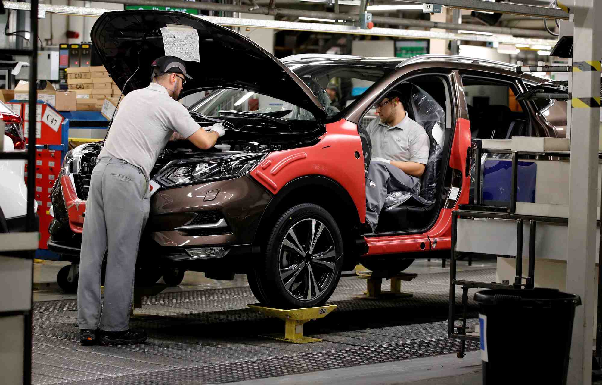 Coronavirus: les constructeurs automobiles europeens redemarrent la production