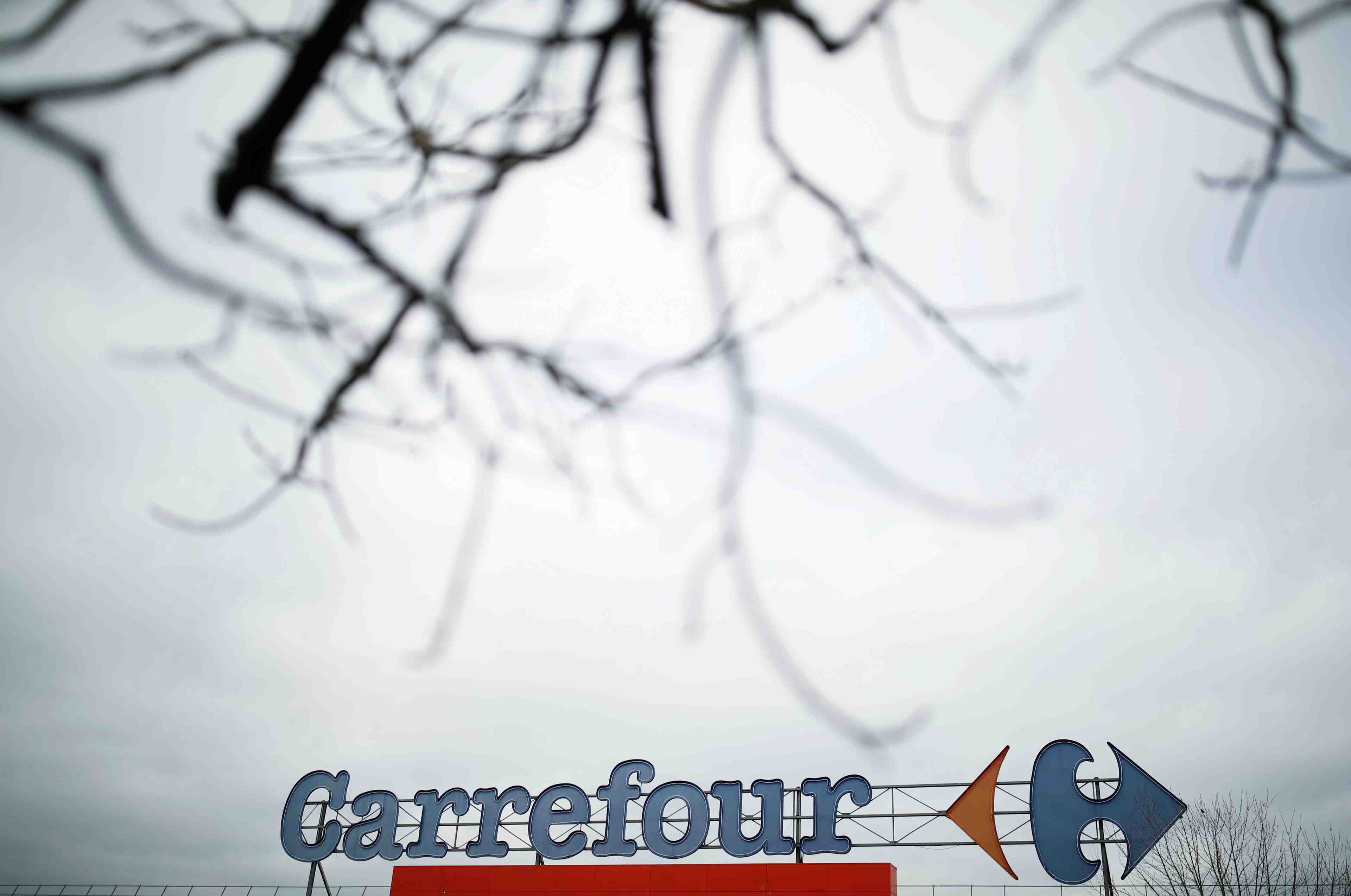 Elisabeth borne "opposee" a un rachat de carrefour par couche-tard