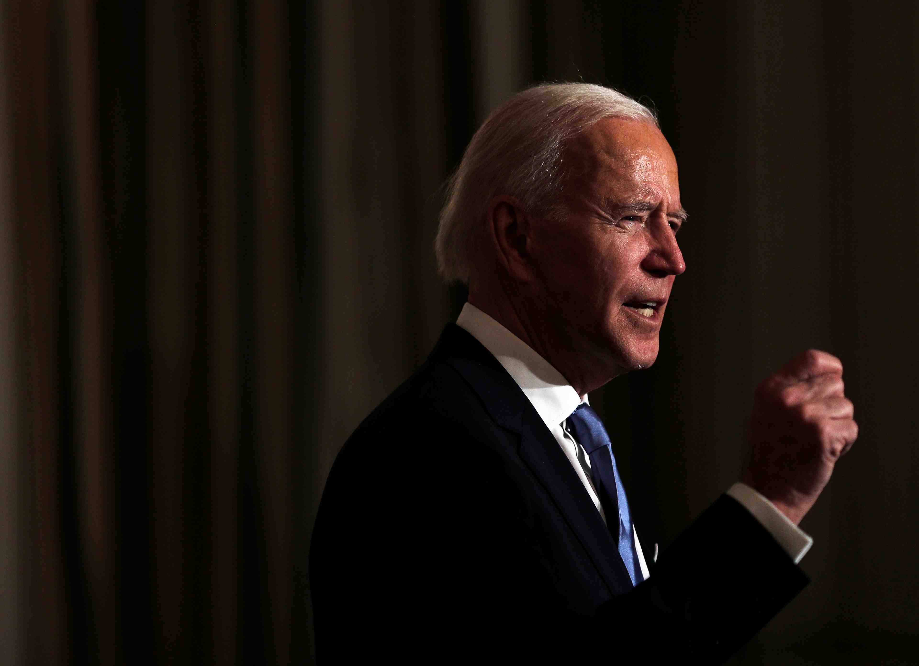 Usa: biden, a peine investi, renforce la lutte contre le covid-19