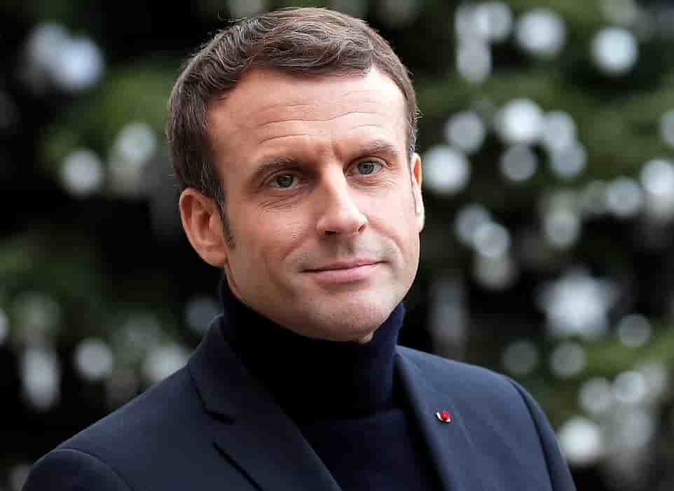 Macron en col roulé