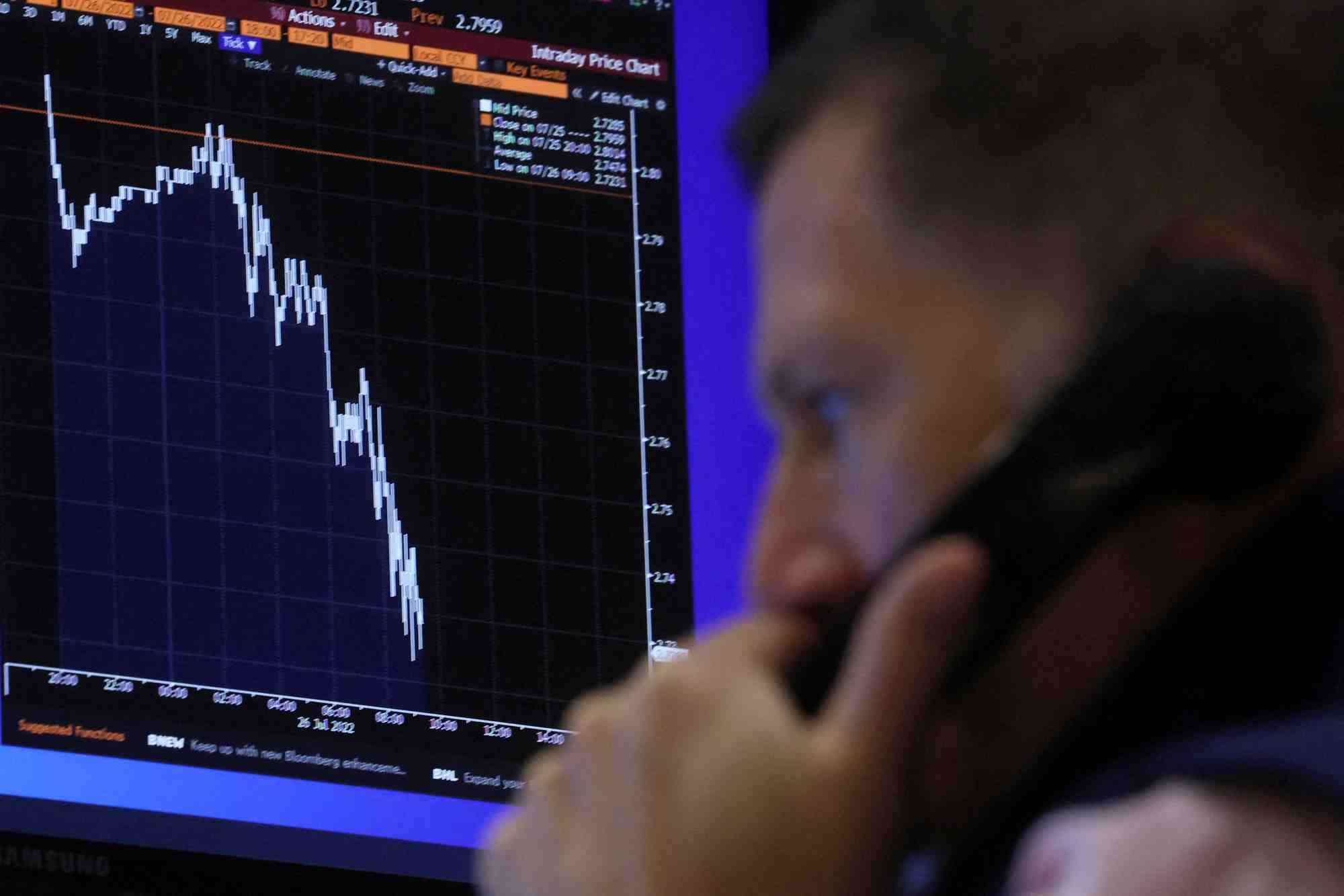 Un trader a la bourse de new york (nyse), aux etats-unis