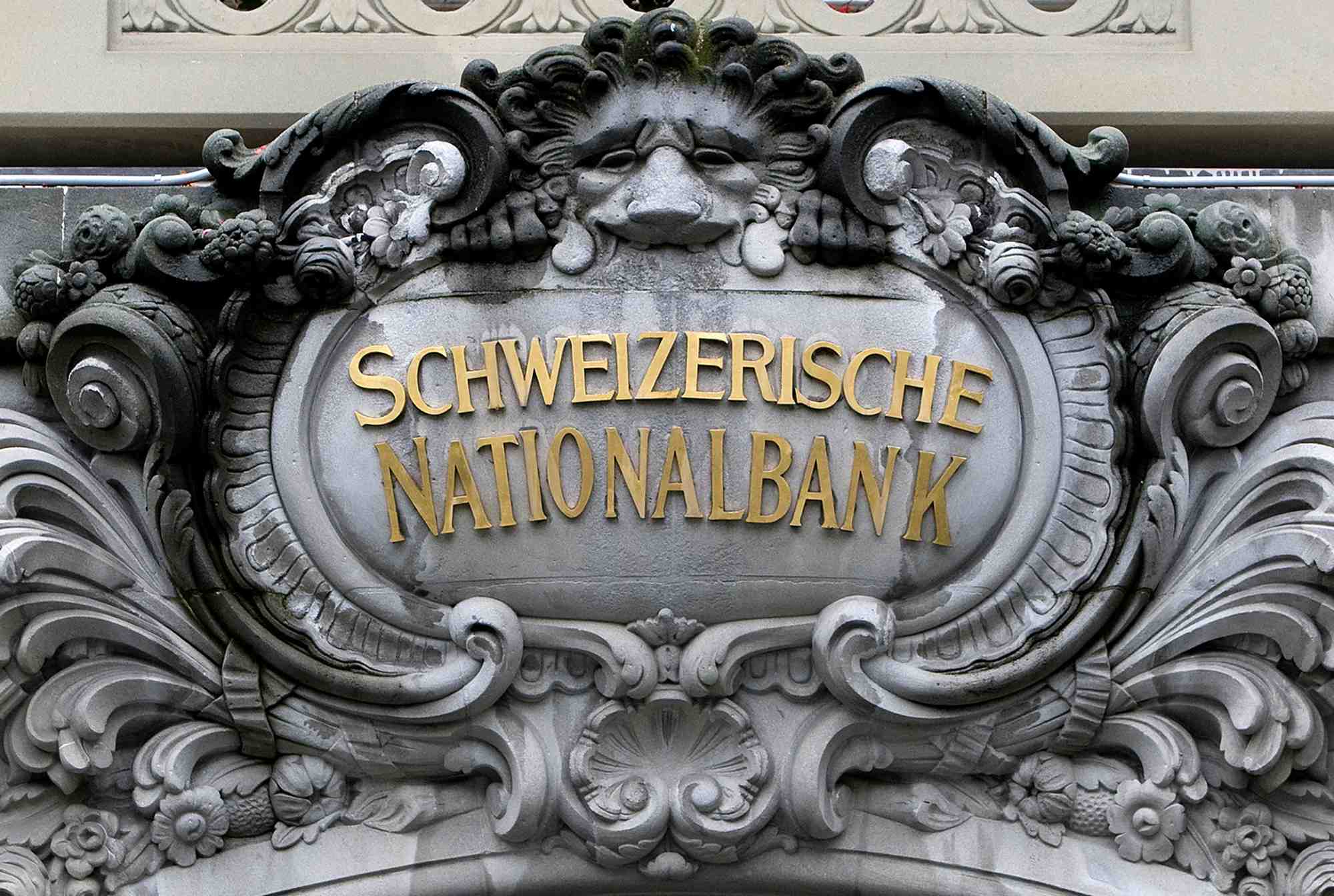 Le logo de la banque nationale suisse est represente sur le batiment de la bns a berne