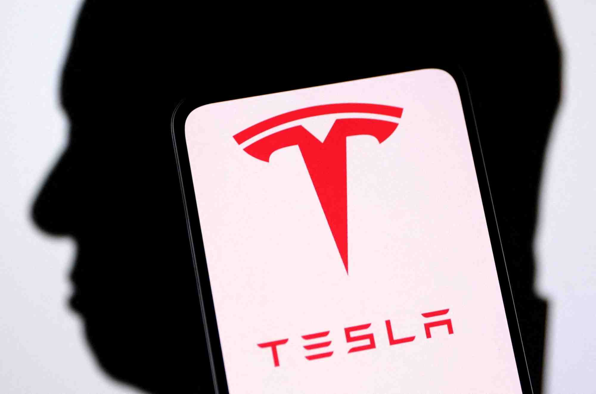 Le logo tesla et la silhouette d'elon musk