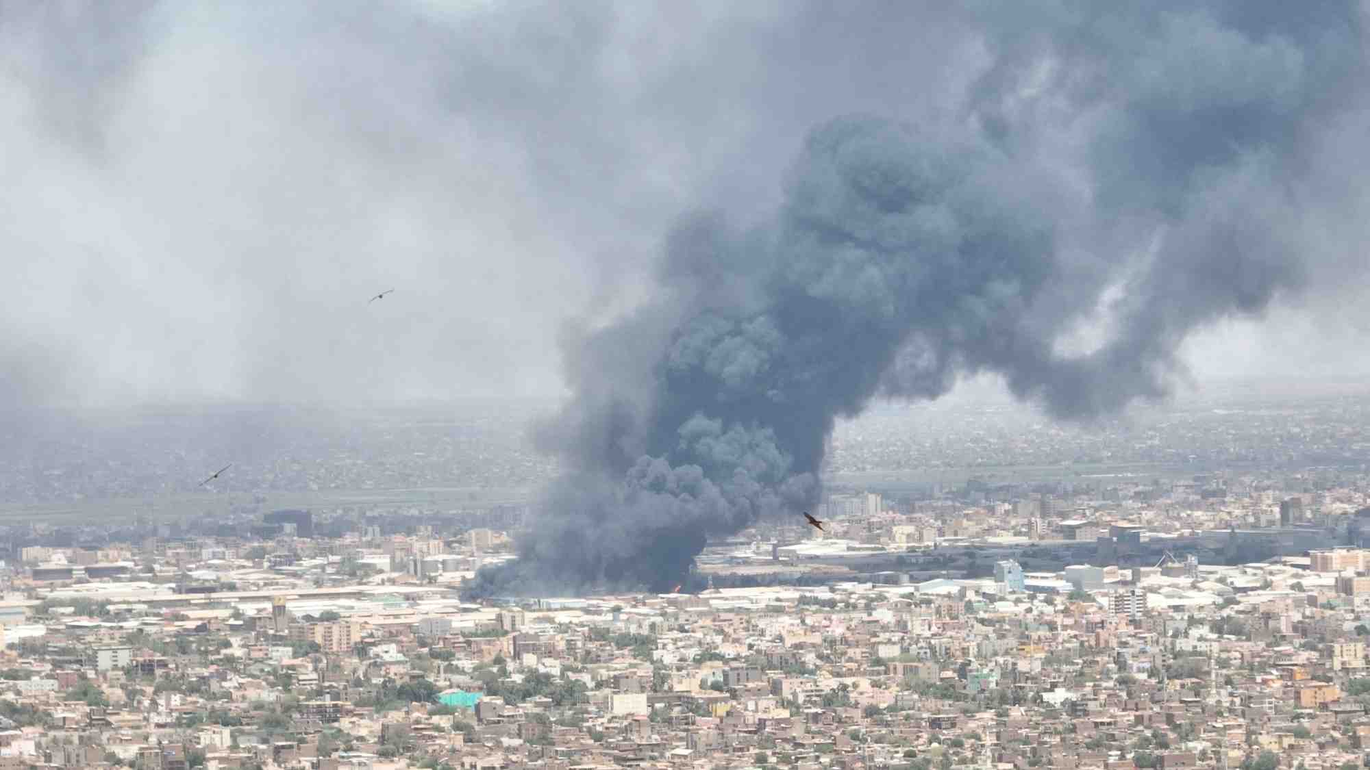 Photo d'archives ​​de fumee noire a khartoum nord, au soudan