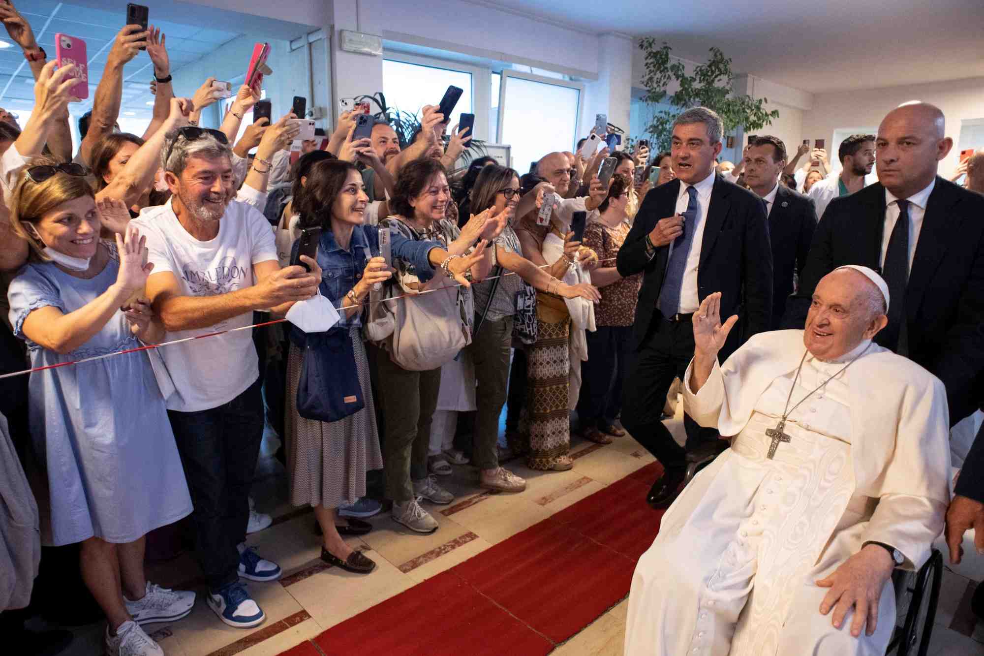 Le pape francois est sorti de l'hopital gemelli a rome