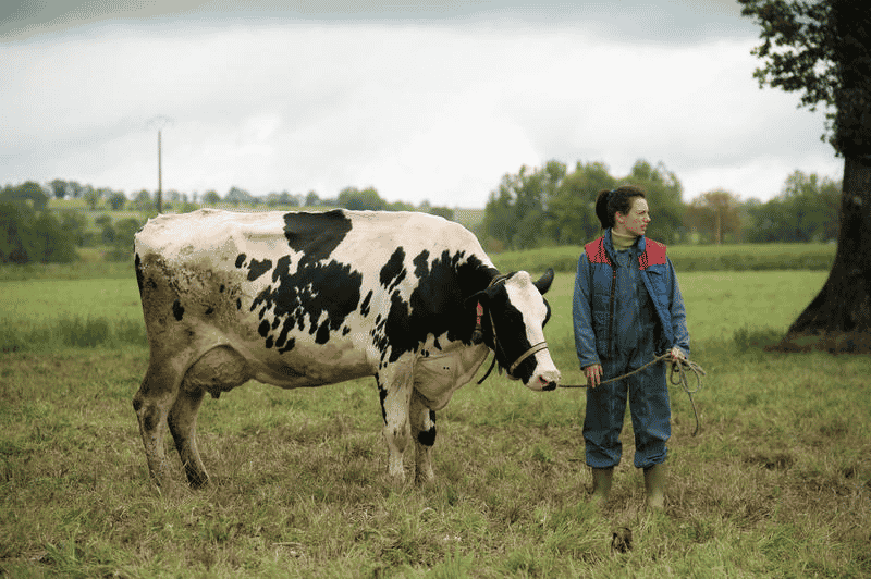 Fiction quotidienne qui suivra la scolarité et la vie d'élèves de terminale d'un lycée agricole en Bretagne, la série « Déter » entend changer l'image de la ruralité et du monde agricole. Sur le tournage, l'équipe modifie aussi ses pratiques pour aller vers des usages écologiquement plus vertueux.
