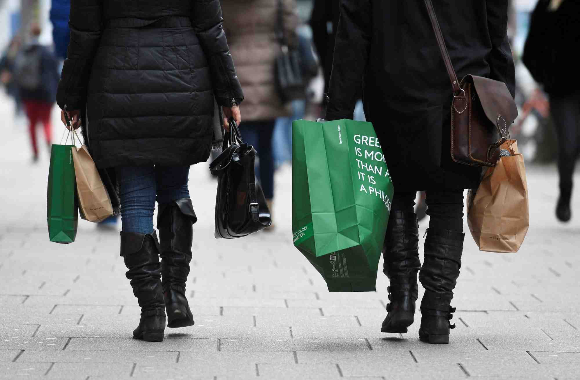 Photo d'archives: des personnes portent leurs sacs de courses dans le centre-ville de hambourg