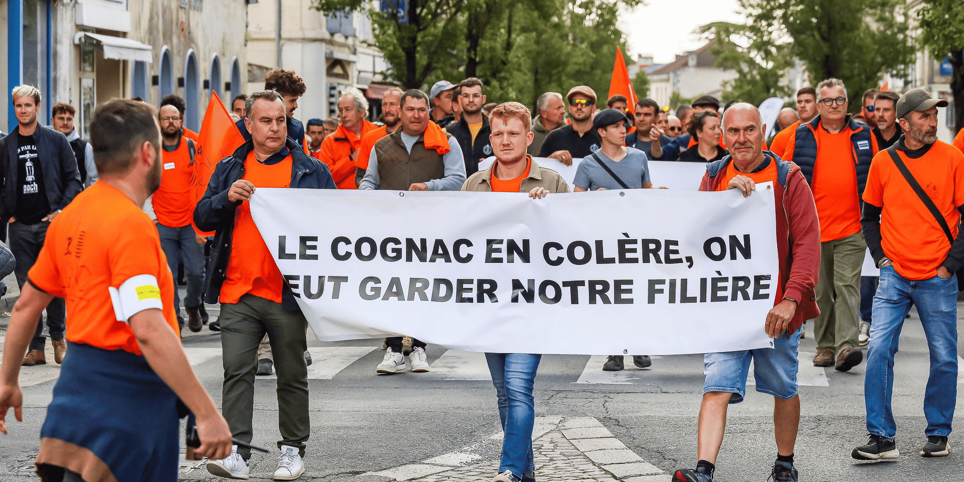 Près de 1.200 personnes du milieu viticole ont manifesté à Cognac ce mardi.