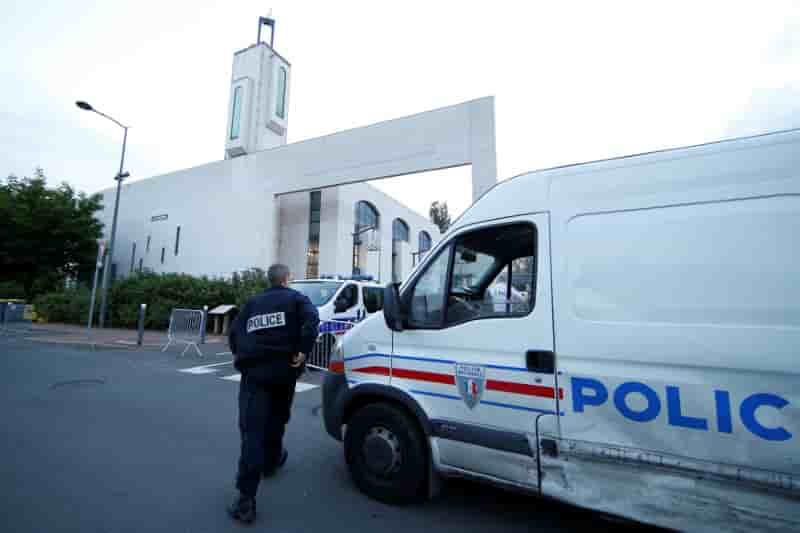 Un homme tente de foncer dans la foule devant une mosquee de creteil