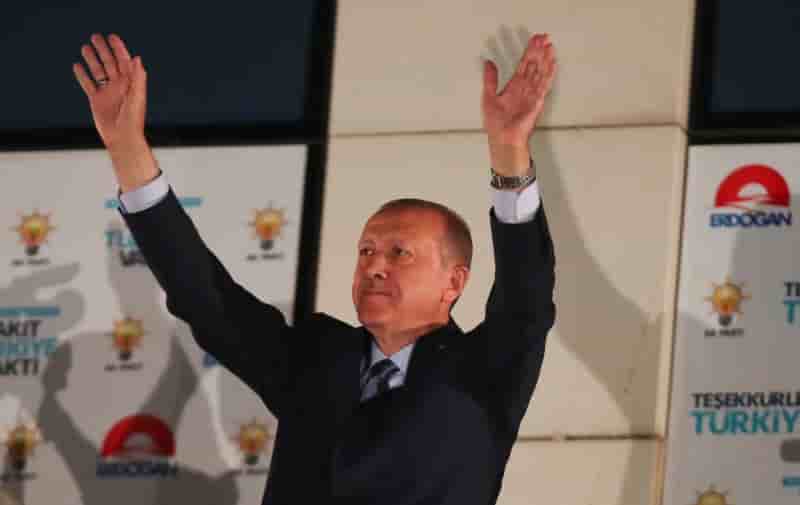Les resultats officiels donnent erdogan reelu avec 52,6% des voix