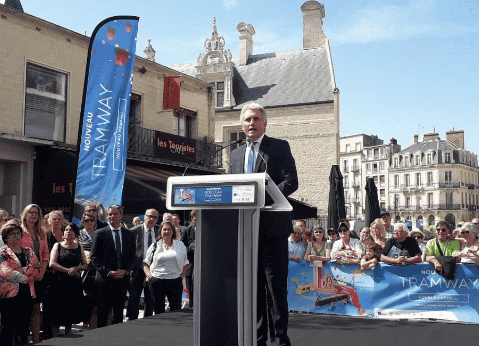 Joël Bruneau, maire de Caen et président de la communauté urbaine Caen la Mer, inaugure le nouveau tramway.