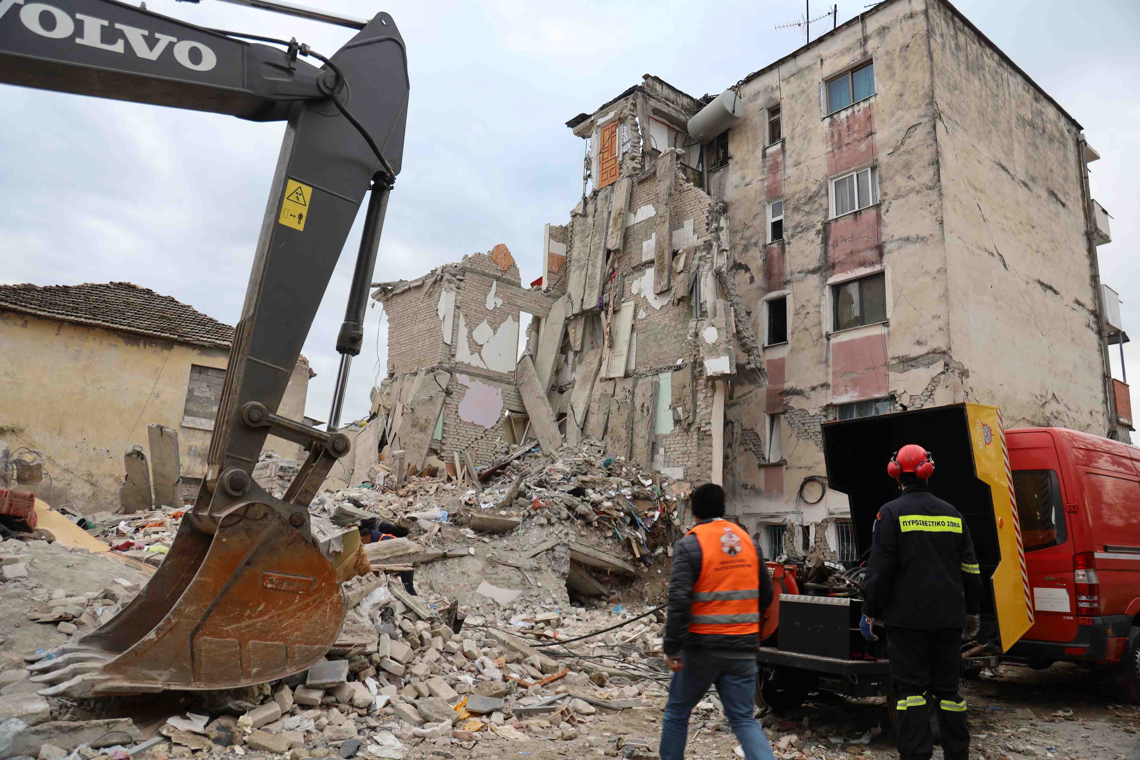 Le bilan monte a 30 morts apres le seisme en albanie