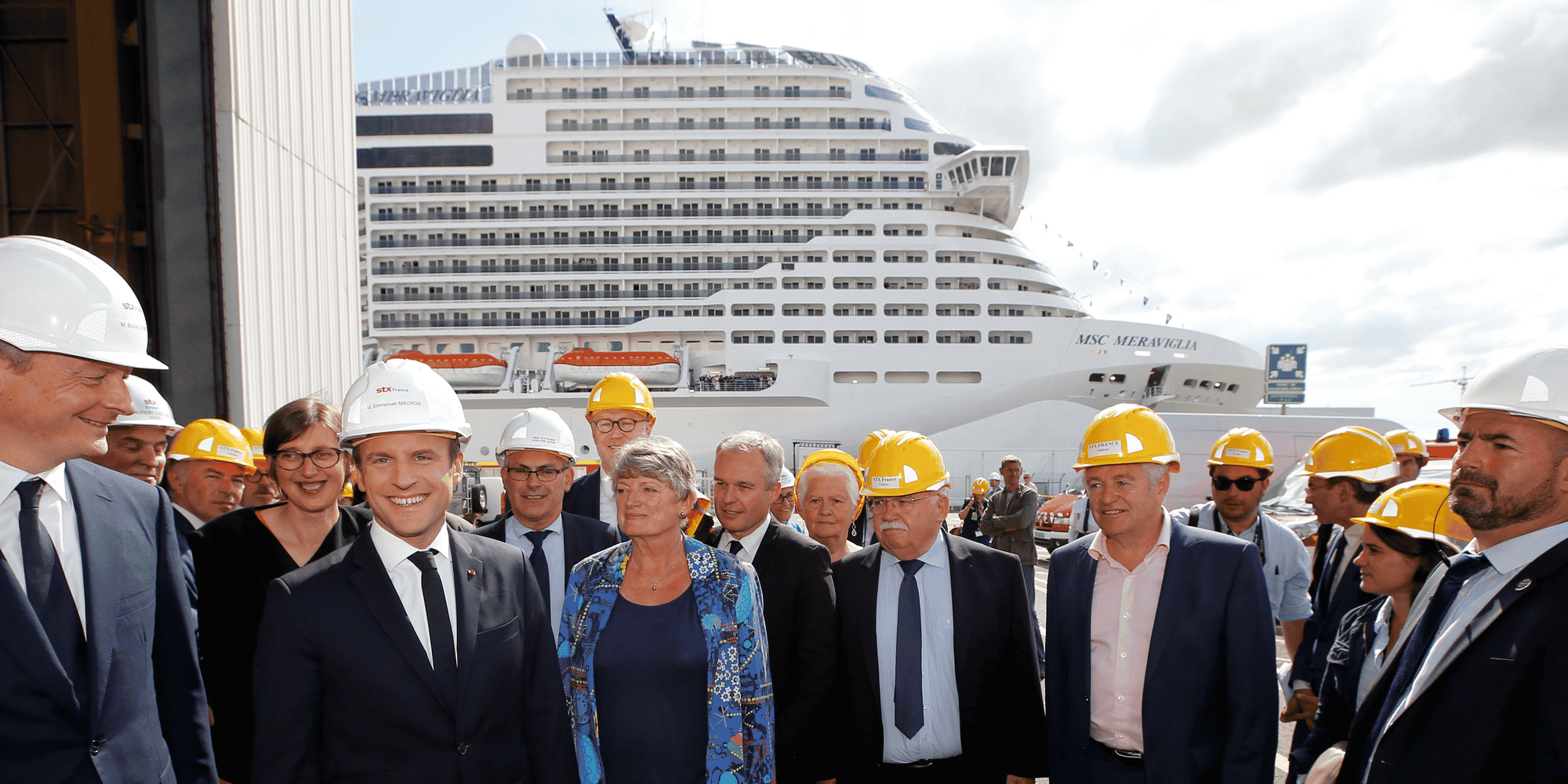 L'armateur suisse MSC Croisières a signé un contrat de 2 milliards d'euros avec les Chantiers navals de Saint-Nazaire pour construire deux paquebots de croisière propulsés au gaz naturel liquéfié (GNL). Photo d'illustration: le 31 mai 2017, le président français Emmanuel Macron (2e g.) et le ministre français de l'Économie Bruno Le Maire (g.) posent devant le bateau de croisière MSC Meraviglia lors d'une visite au chantier naval STX Les Chantiers de l'Atlantique à Saint-Nazaire.
