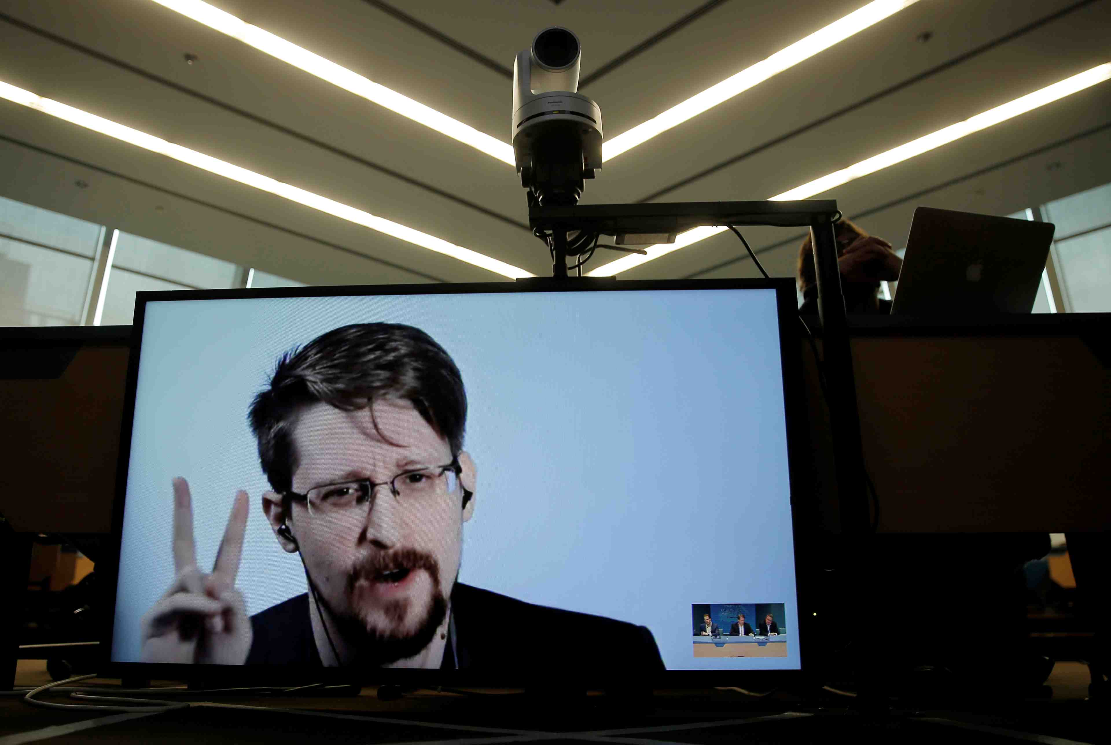 Donald trump dit envisager de gracier edward snowden