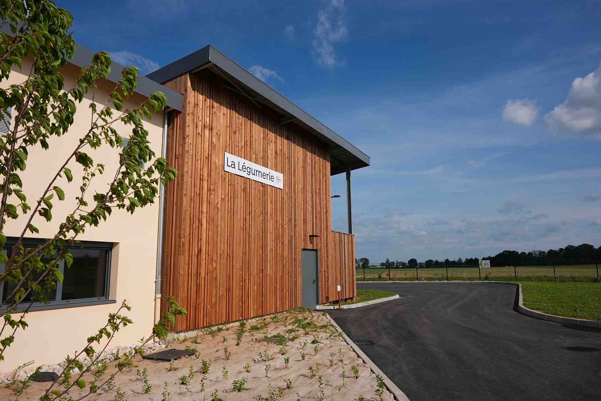 D’une surface de 400 m2, la légumerie a été construite sur un terrain de 5 000 m2, elle a été dessinée par l’architecte par l'architecte Emmanuel Dantoine, du cabinet Seretec, implanté à Rillieux-la-Pape.