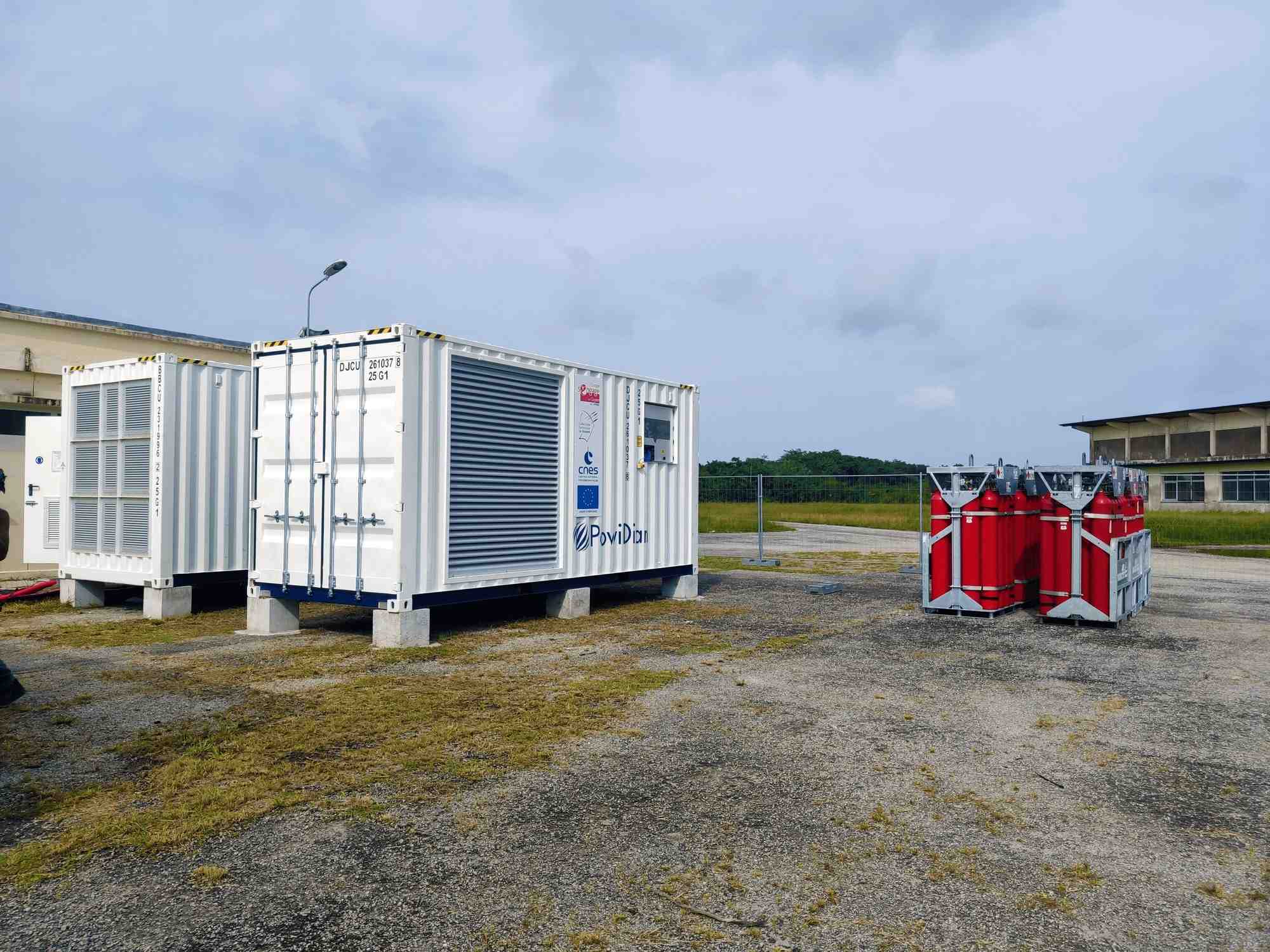 La station électrique alimentée à l'hydrogène installée par Powidian pour le compte d'Arianegroup à Kourou en Guyane
