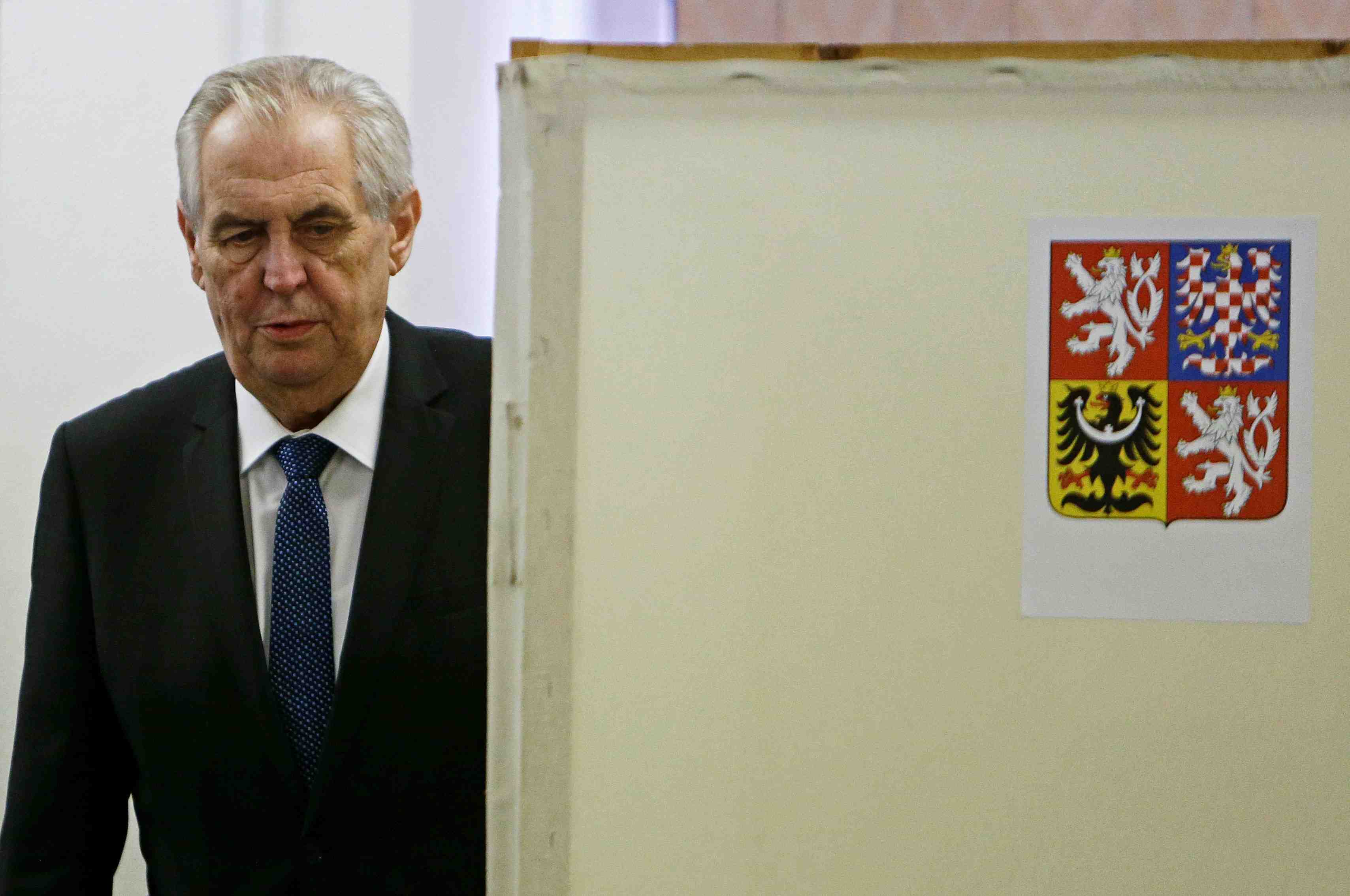 Zeman en tete de la presidentielle tcheque, selon les resultats partiels