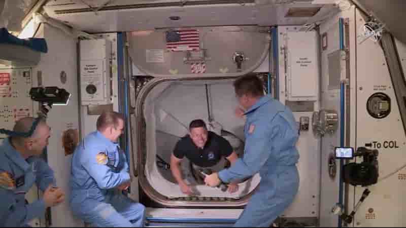 Les deux astronautes de spacex sont arrives dans l'iss