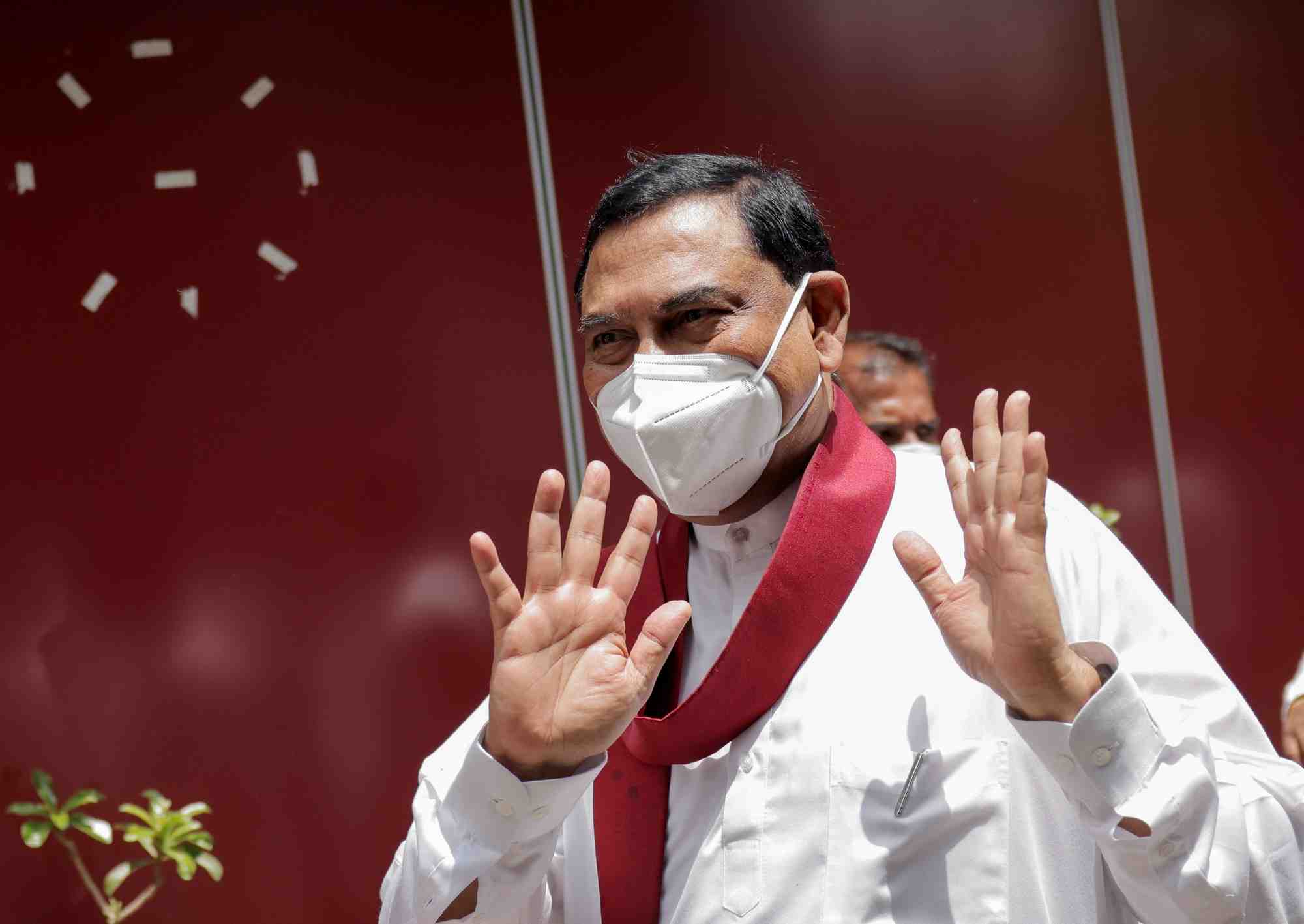Sri lanka: le frere du president empeche de prendre l'avion