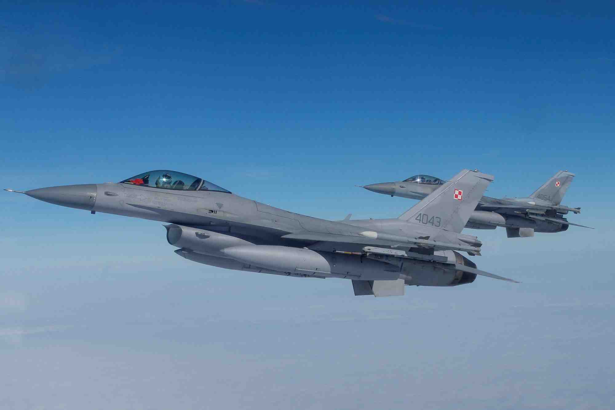 L'armée a fait décoller quatre chasseurs F-16 pour surveiller la frontière avec l'Ukraine. (Photo d'illustration de F-16)