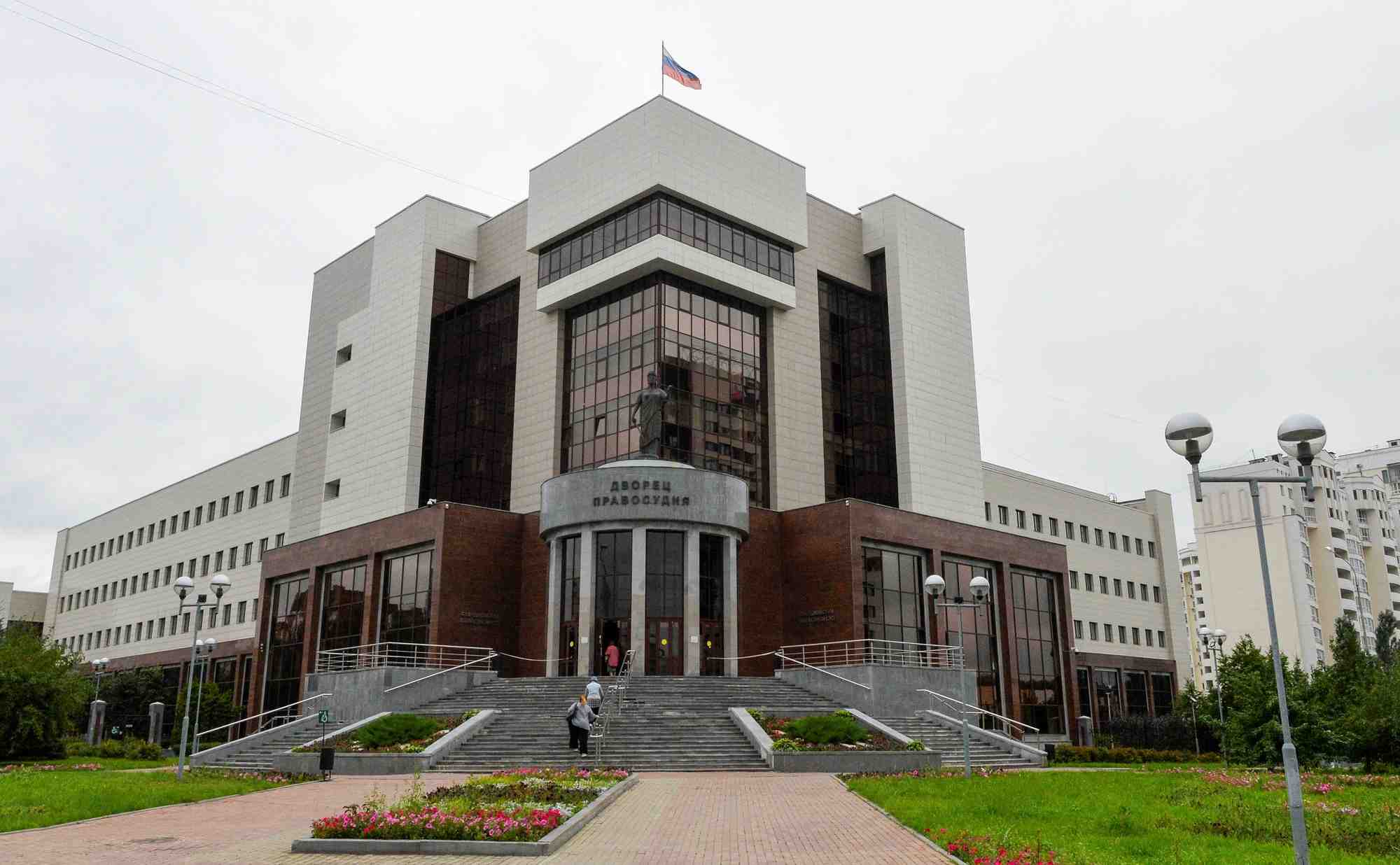 Le batiment de la cour regionale de sverdlovsk avant une audience du proces de ksenia karelina