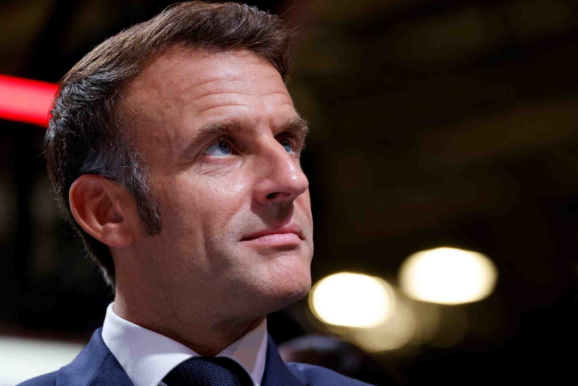 Le president francais emmanuel macron visite le salon de l'automobile