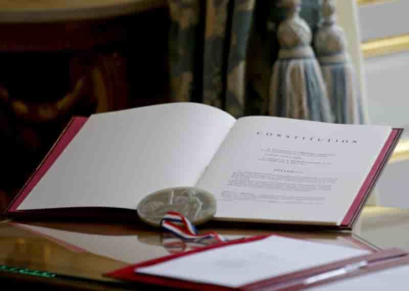 La droite veut un "accord global" sur la constitution