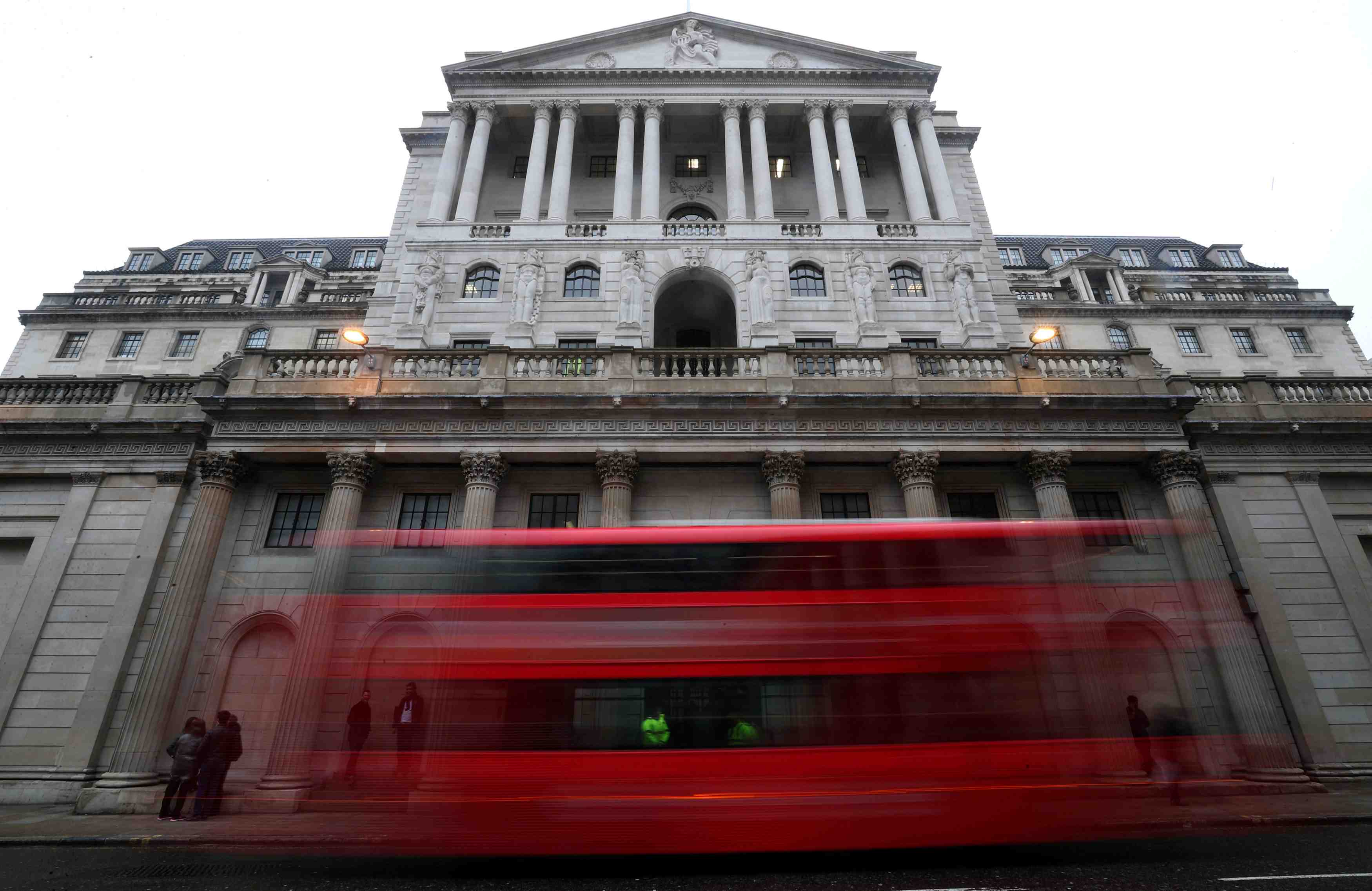 Le recul inattendu de l'inflation brouille le message de la boe