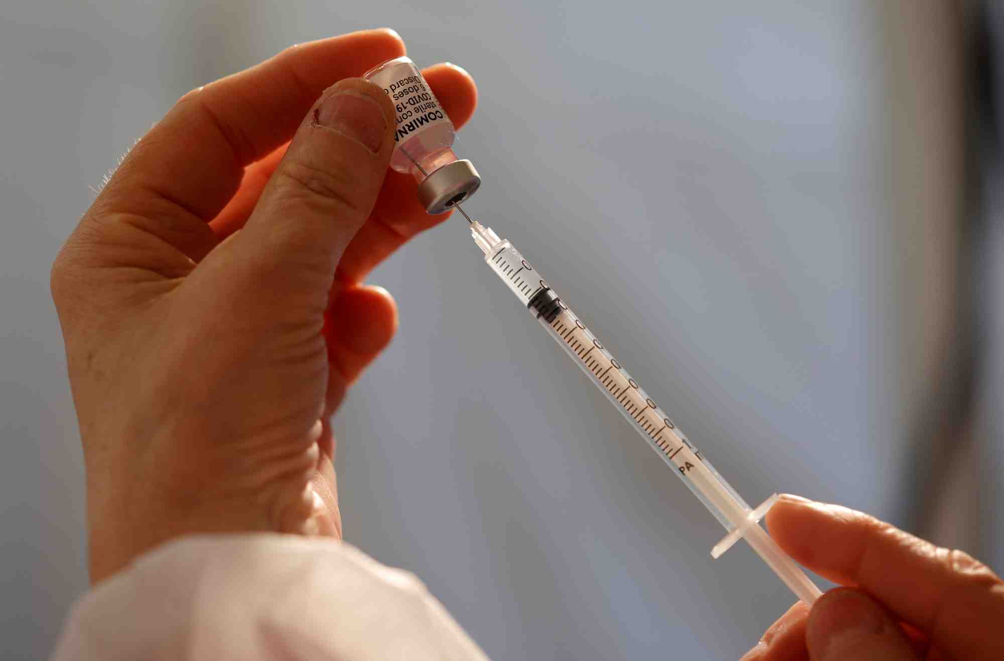 La france recoit ses premieres doses supplementaires de vaccin pfizer