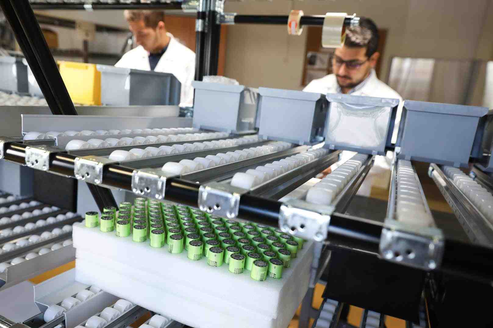 D'ici 2030, la jeune pousse vise toujours à produire près de 10.000 batteries par an, pour un chiffre d'affaires qui pourrait atteindre les 180 millions d'euros.