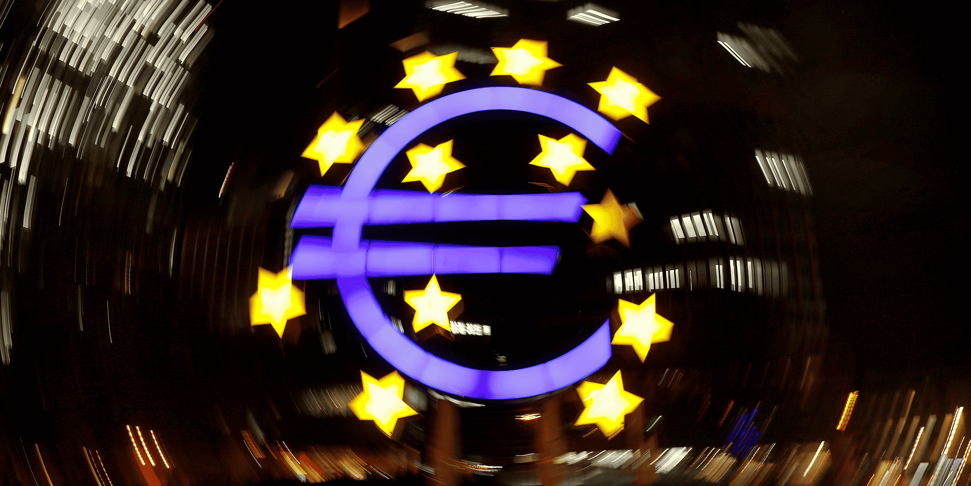 Photo d'archives du signe euro devant l'ancien siege de la banque centrale europeenne a francfort, en allemagne