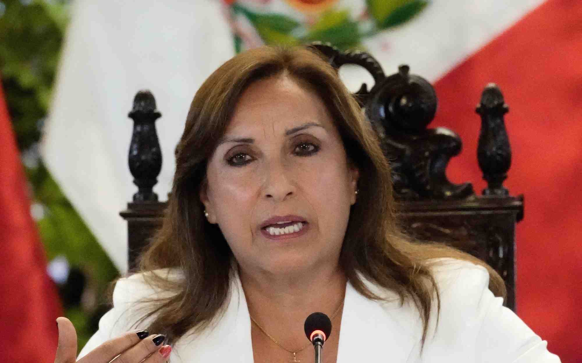La presidente du perou dina boluarte s'entretient avec la presse a lima