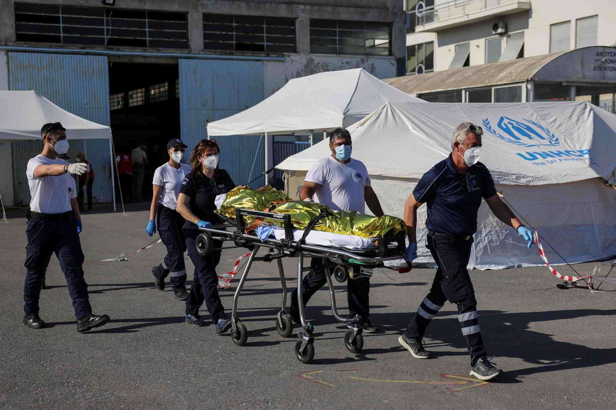 Es sauveteurs transferent un migrant a kalamata, en grece