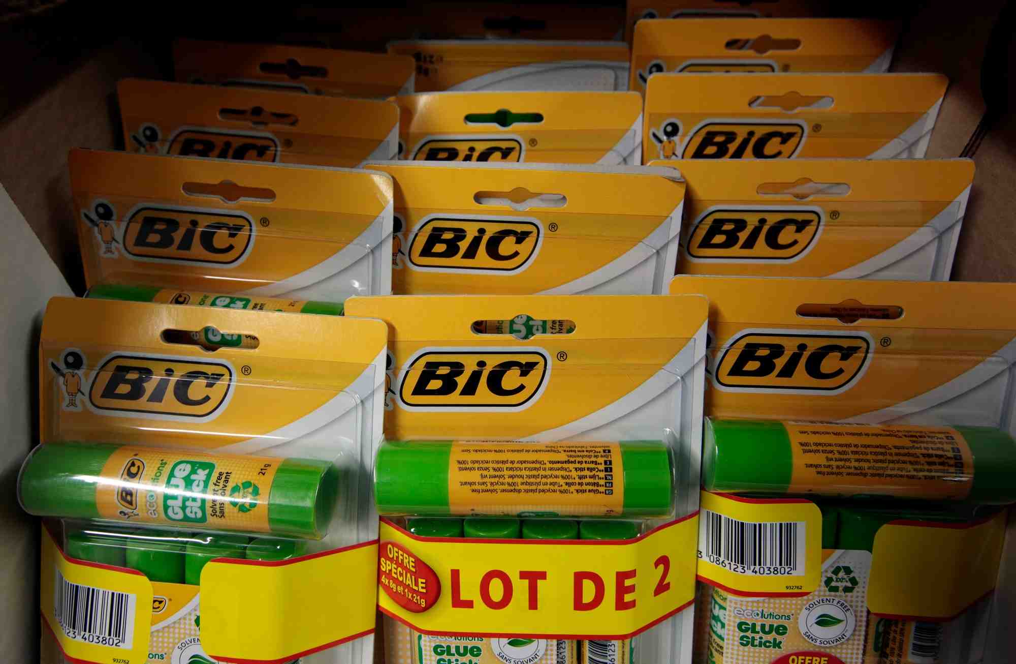 Des batons de colle fabriquees par bic dans un supermarche de nice