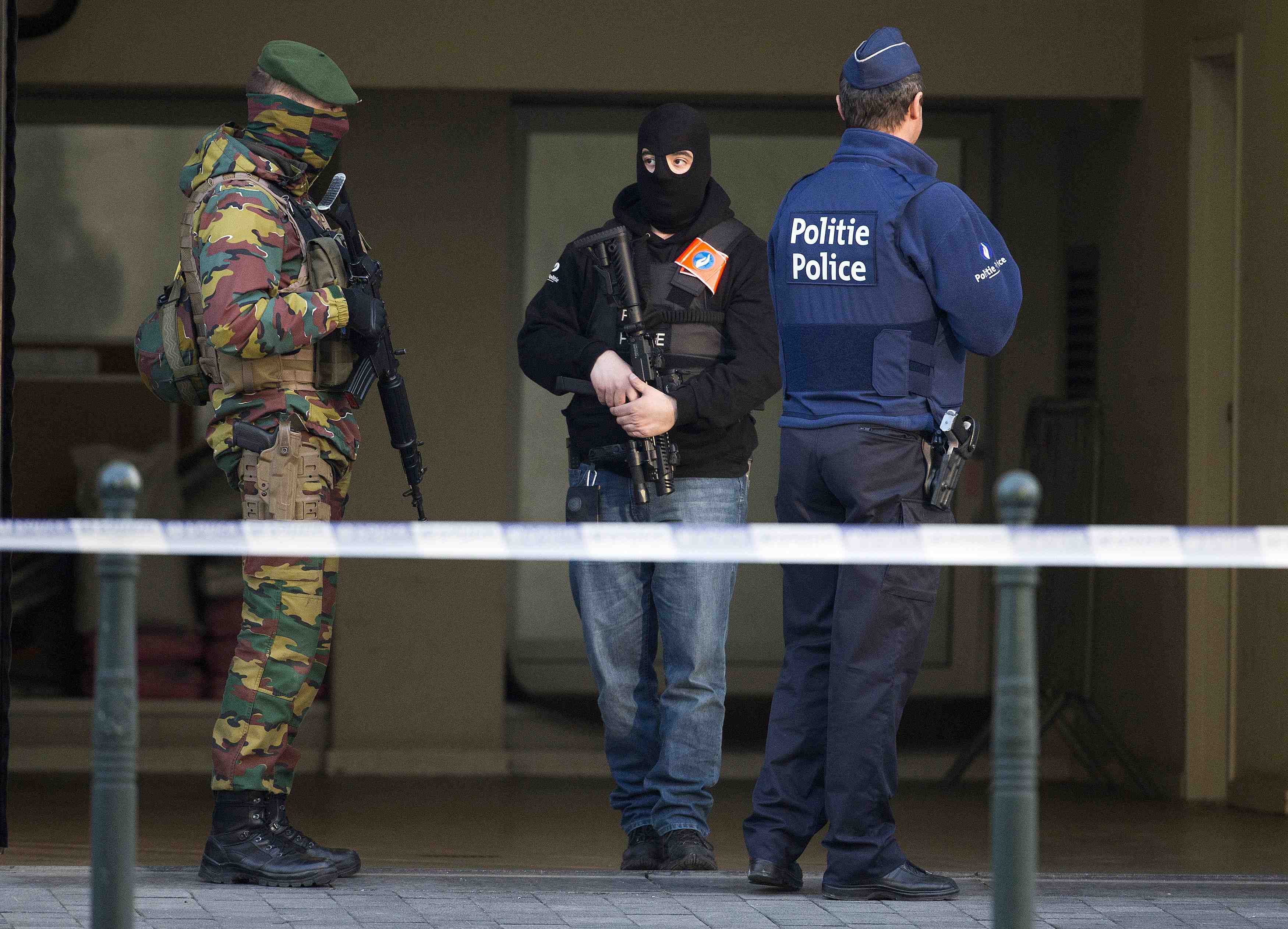 L'avocat du suspect du metro de bruxelles affirme que son client coopere avec la police