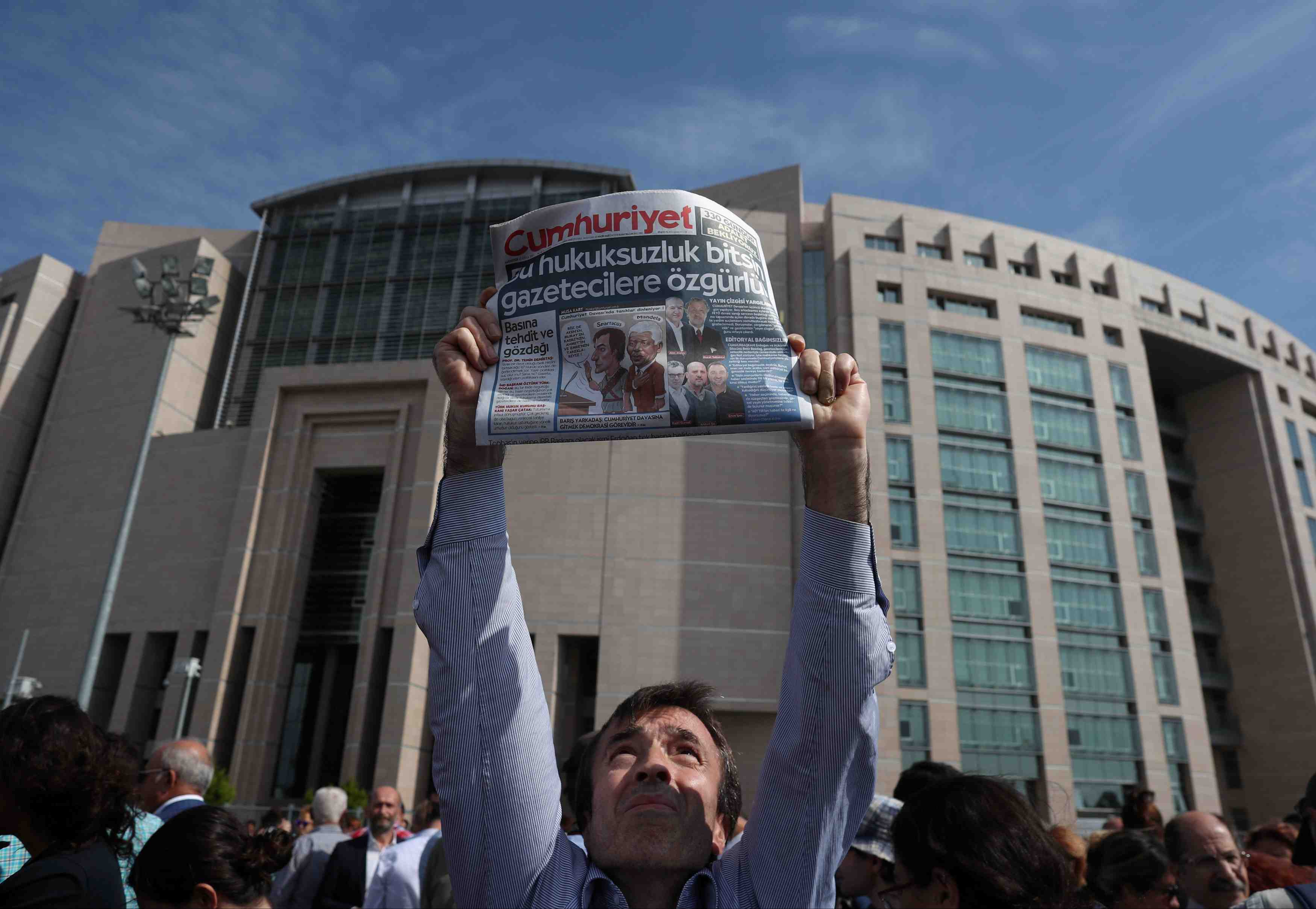 Turquie: l'editorialiste de cumhuriyet remis en liberte