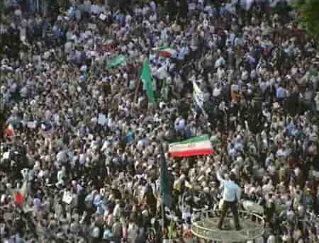 LES PARTISANS D'AHMADINEJAD MANIFESTENT À TÉHÉRAN