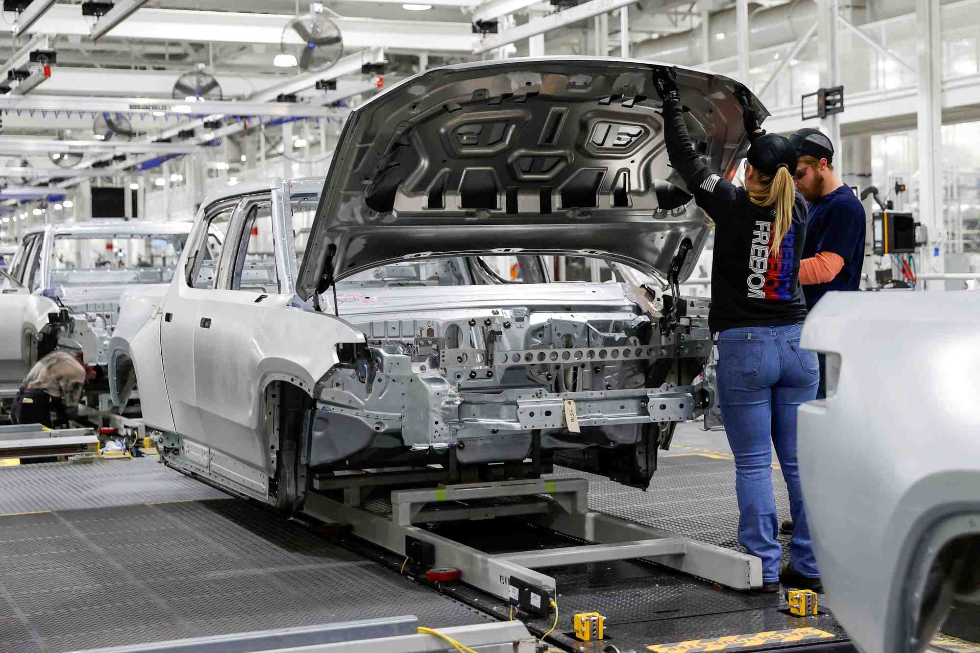 Des employes travaillent sur une chaine de montage dans l'usine de vehicules electriques de la startup rivian automotive a normal, illinois