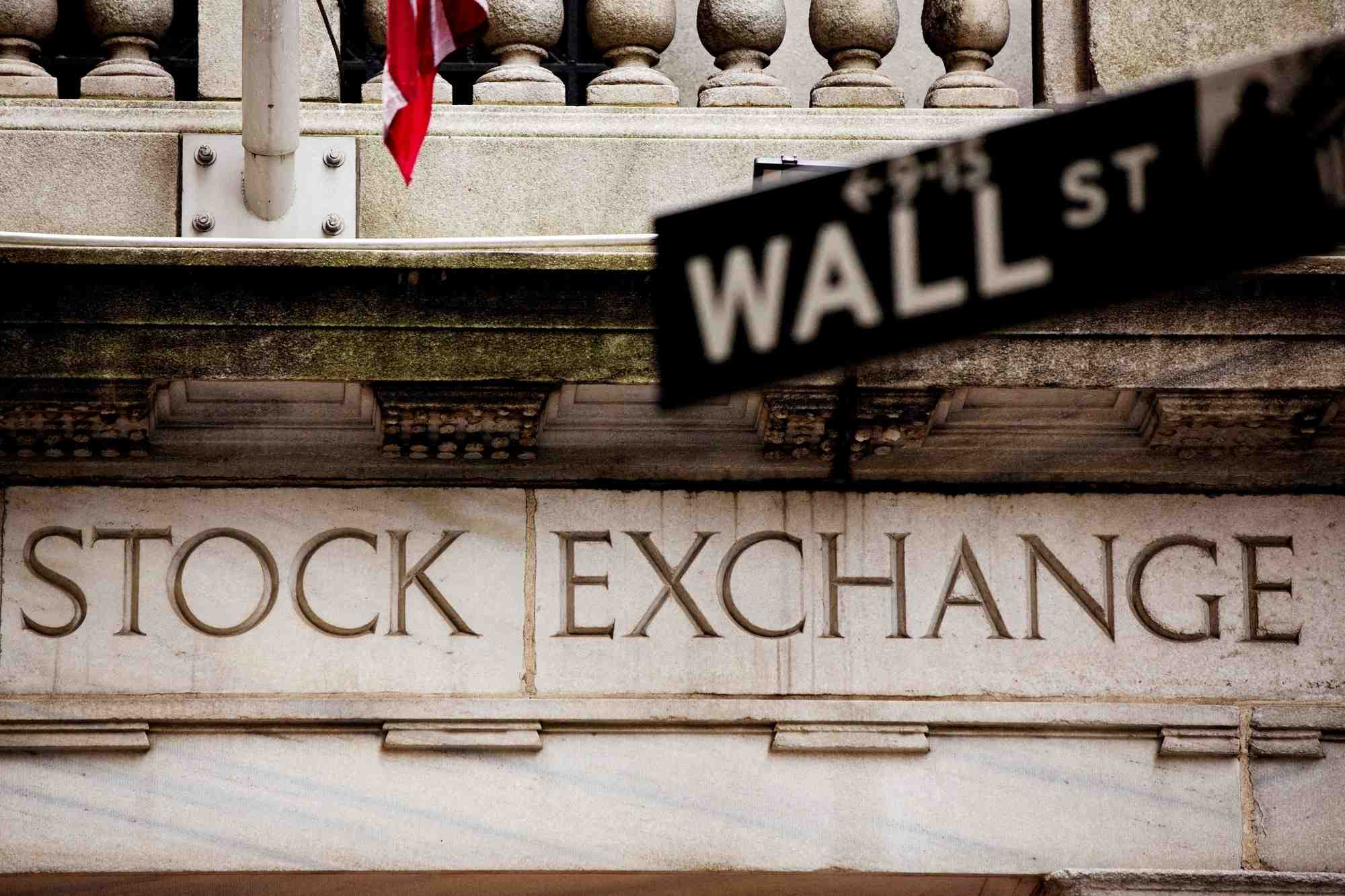 Panneau wall street devant le new york stock exchange