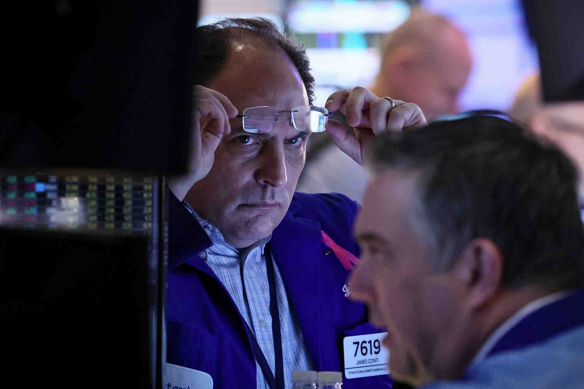 Des traders travaillent a la bourse de new york
