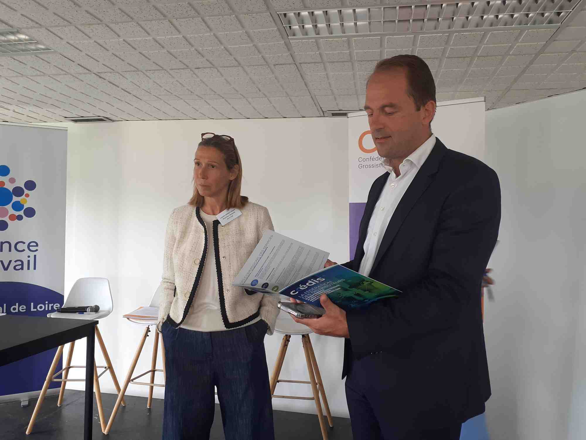 En signant des conventions avec les branches professionnelles, comme ici à Tours le 13 mai avec Isabelle Bernet-Denin, directrice générale de la Confédération des Grossistes de France (CGF), Thibaut Guilluy veut faire de France Travail le partenaire RH externalisé des TPE et des PME.