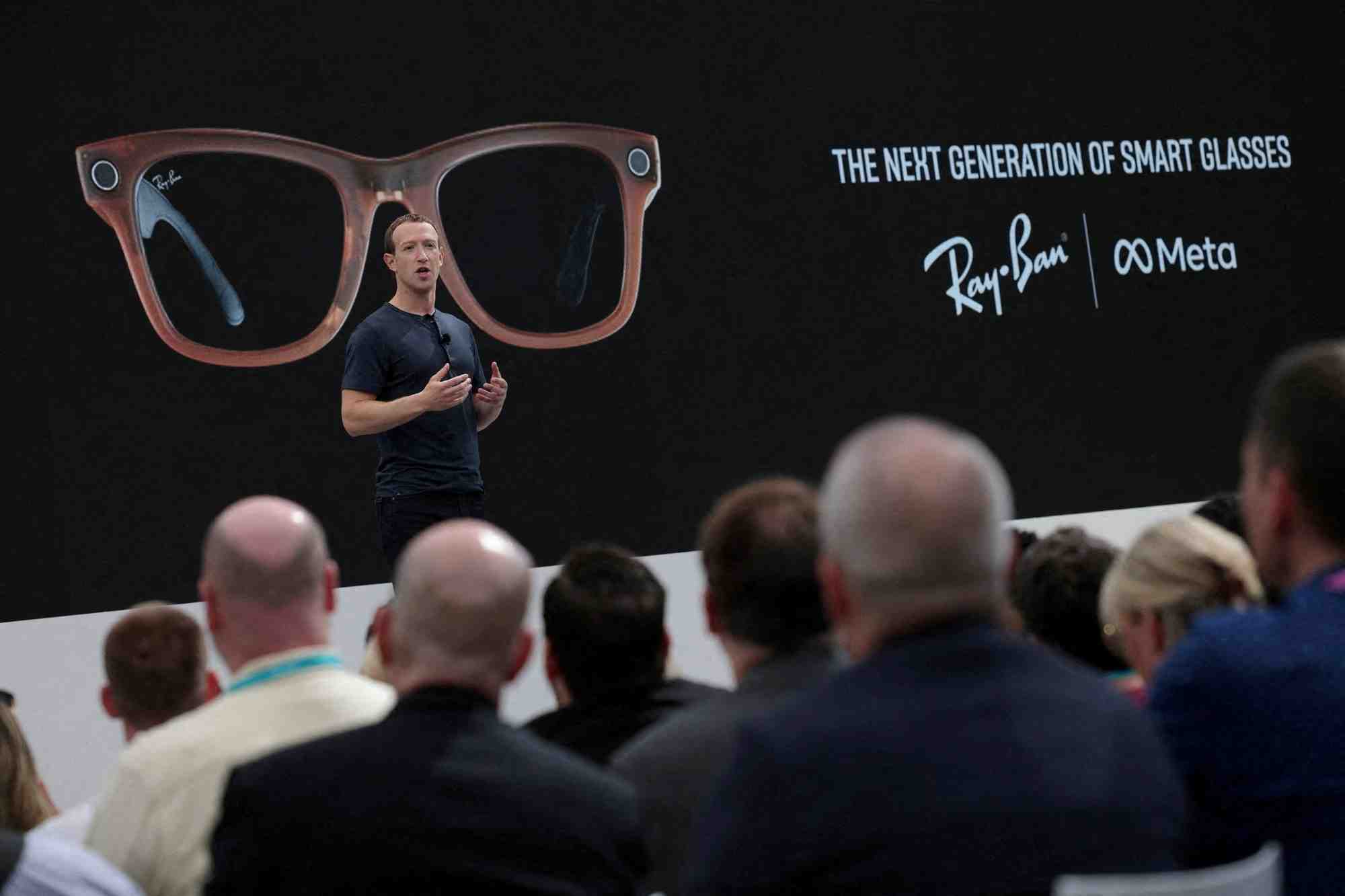 Mark zuckerberg, pdg de meta, presente une paire de lunettes intelligentes ray-ban