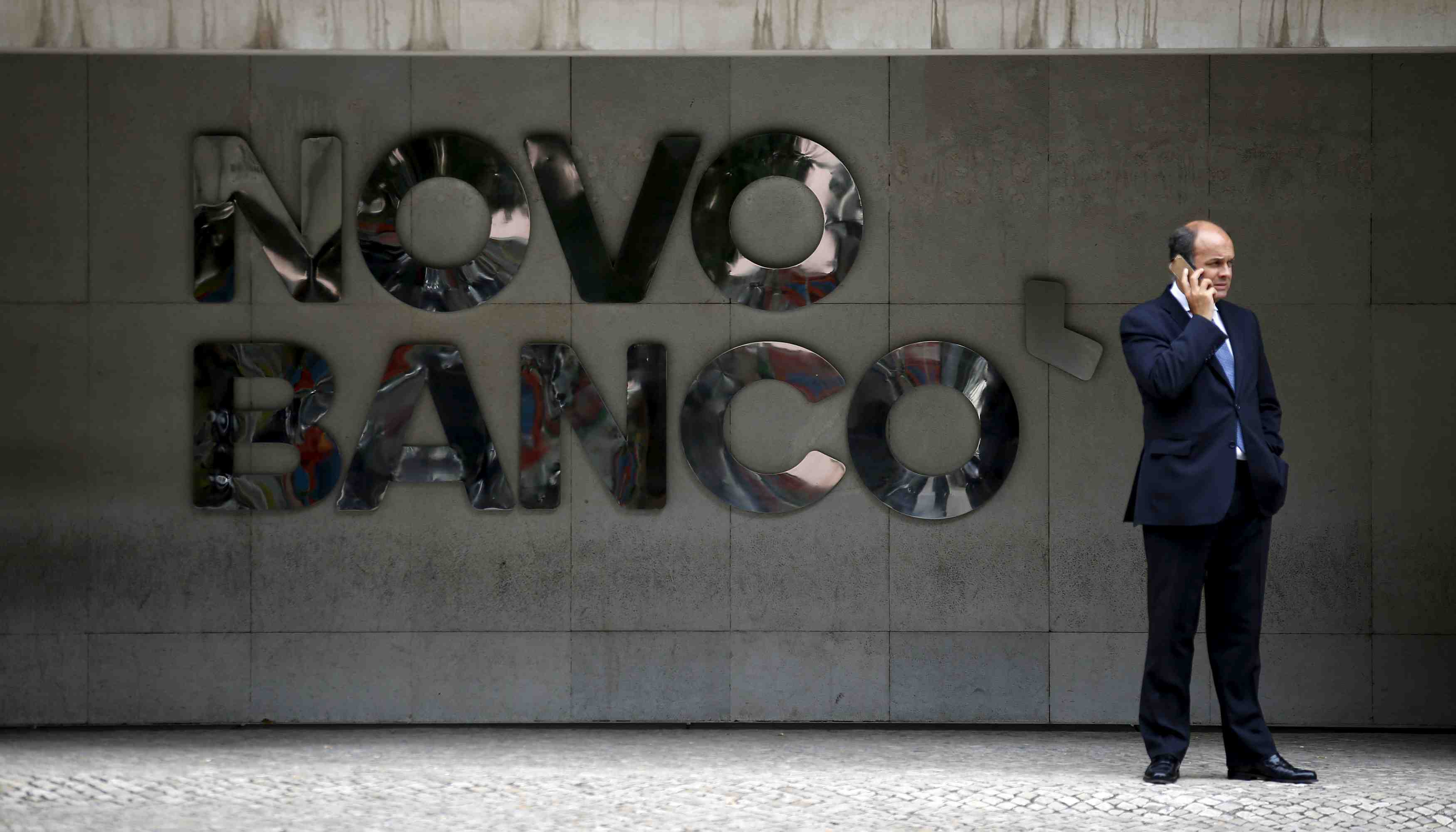 La banque du portugal suspend la vente de novo banco