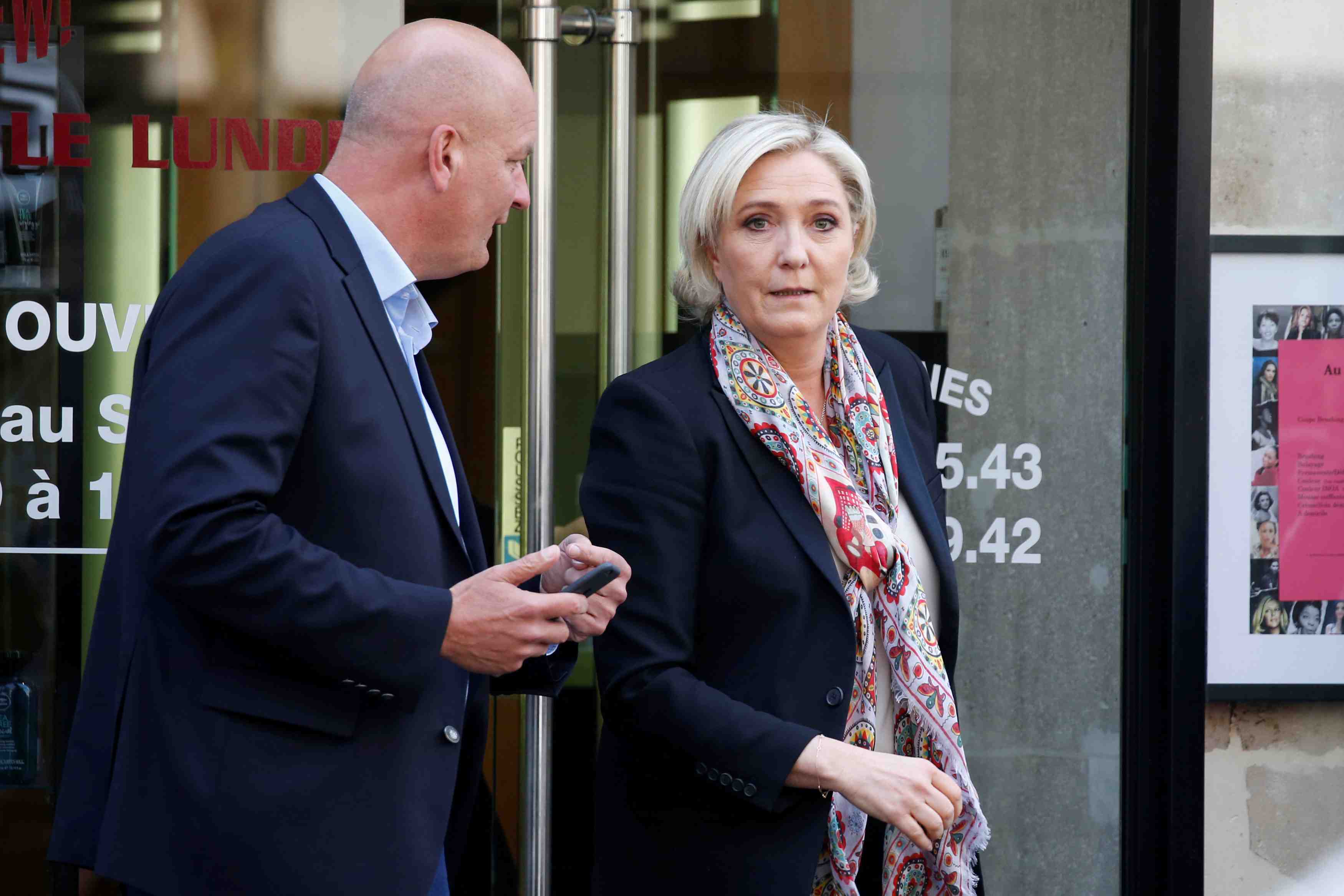 Le pen juge que le vote de fillon pour macron est une "trahison"