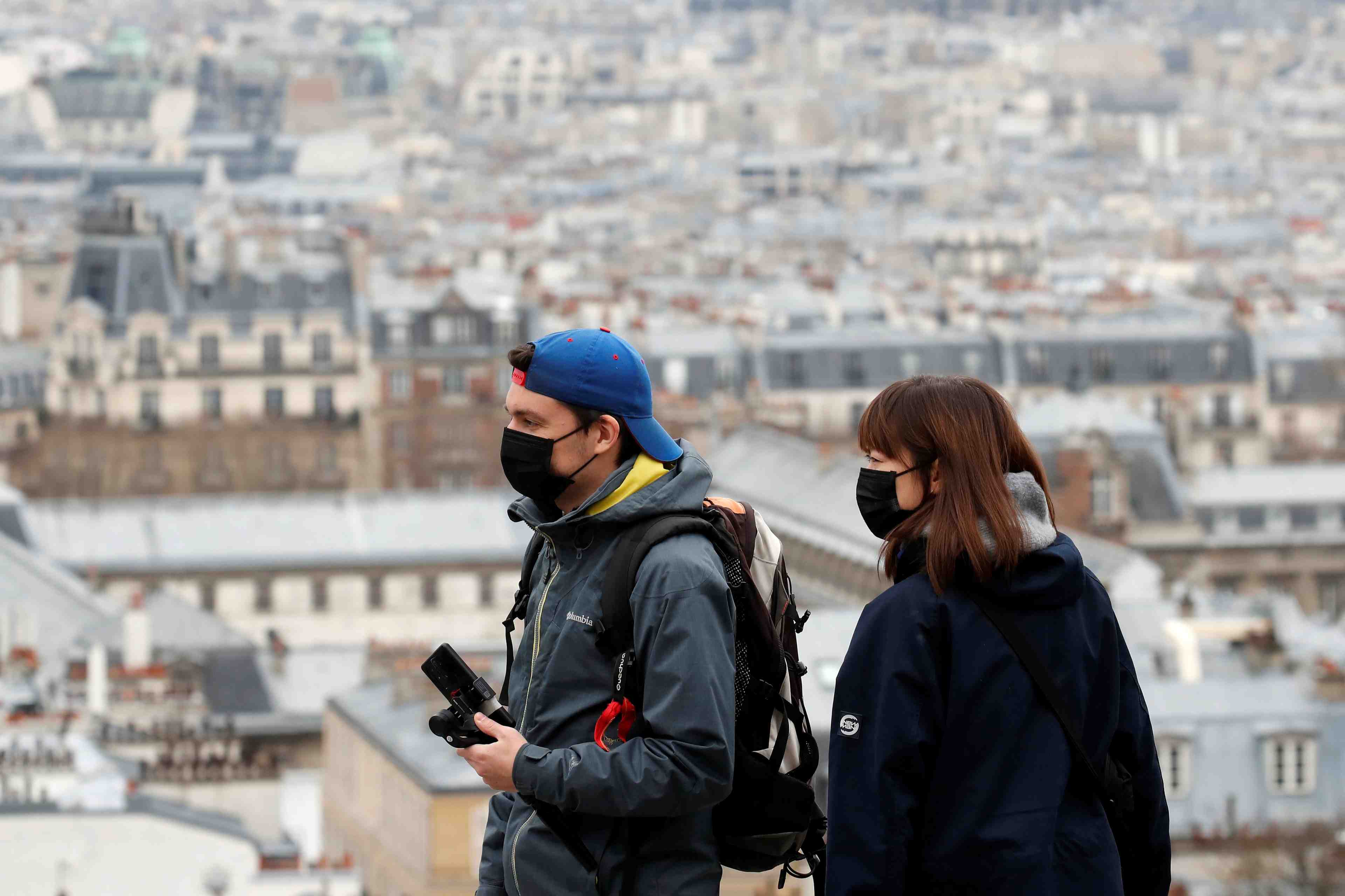 Cafe et lecture a montmartre, difficile de changer ses habitudes malgre le coronavirus